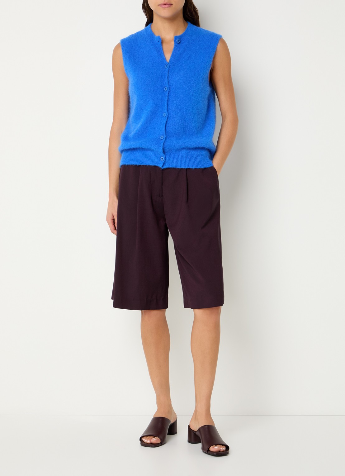 by-bar Meya mouwloze top in alpaca wolblend - voorkant 2 blauw