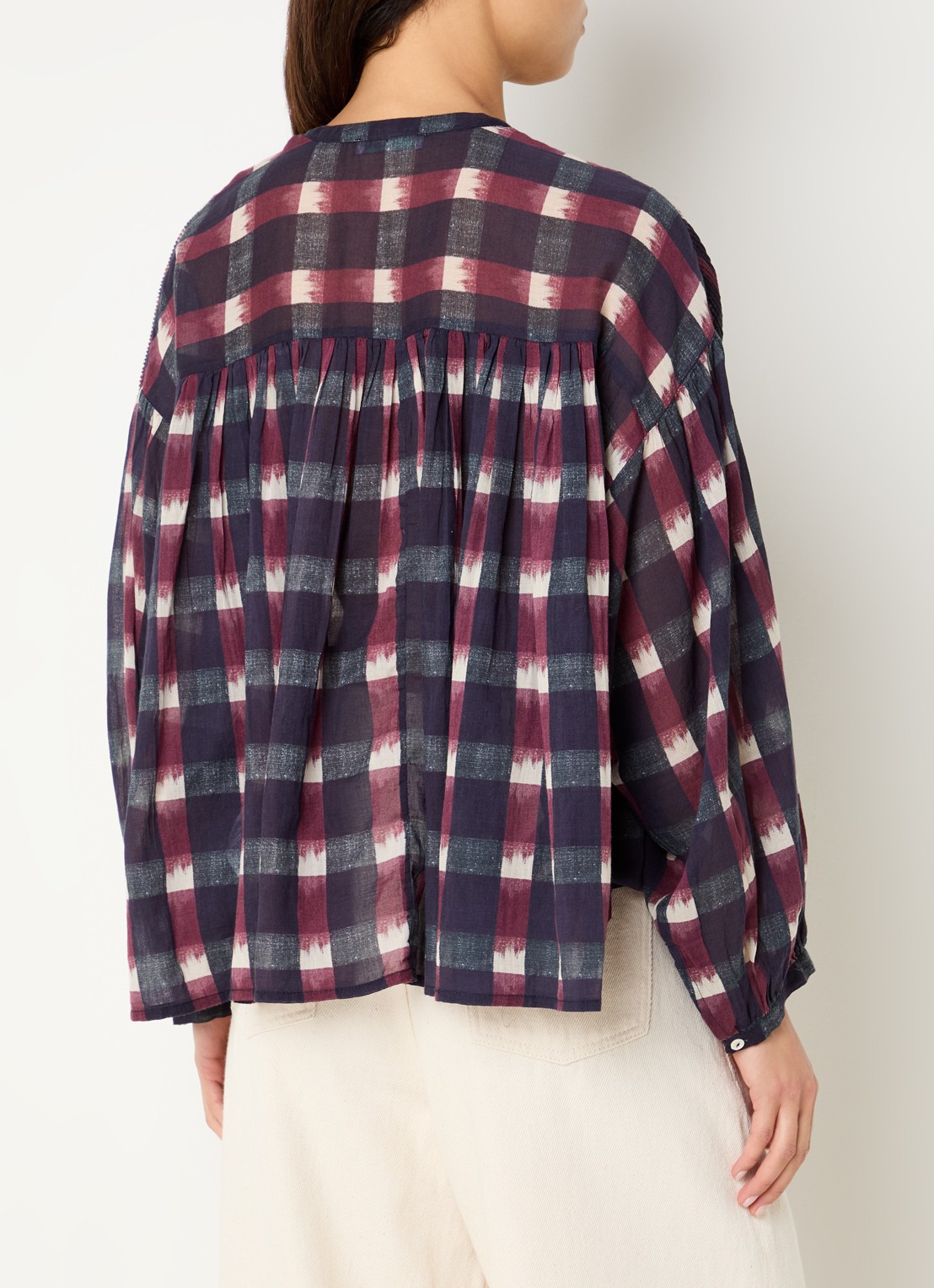 by-bar Mine Ikat blouse met ruitdessin en smockwerk - achterkant bordeauxrood