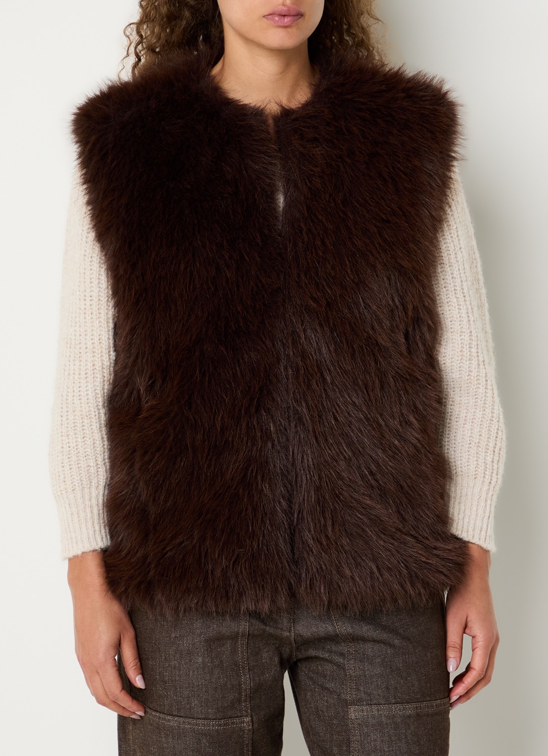by-bar Mona gilet van imitatiebont met ronde hals - detail donkerbruin