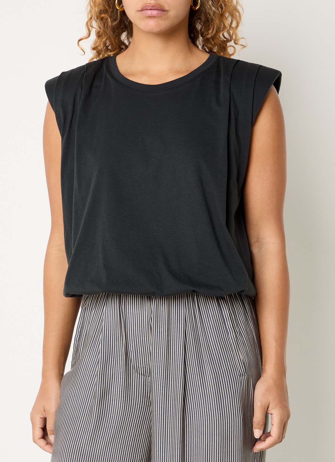 by-bar Nilou mouwloze top met schoudervulling - detail 3 antraciet
