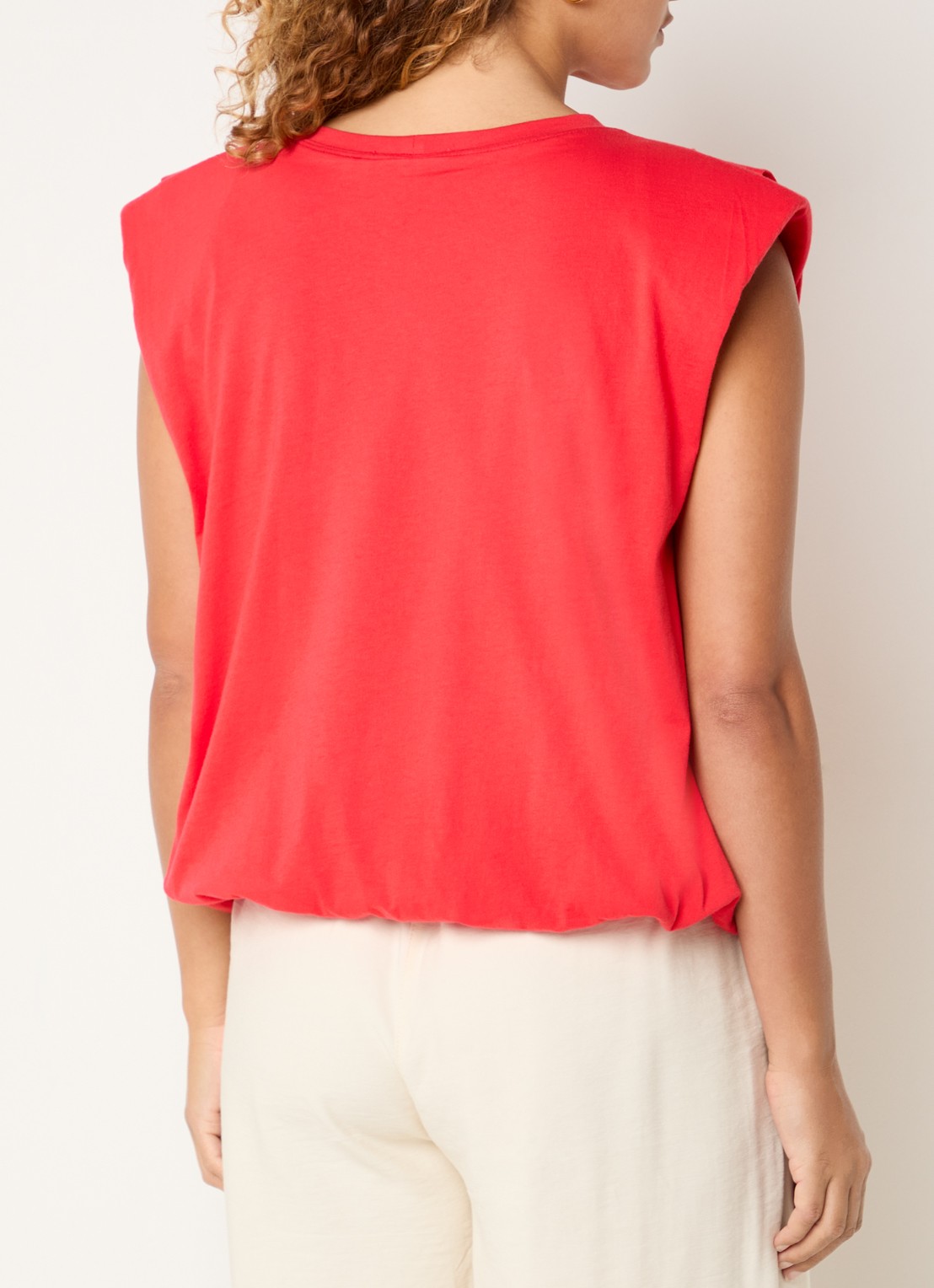 by-bar Nilou mouwloze top met schoudervulling - achterkant rood