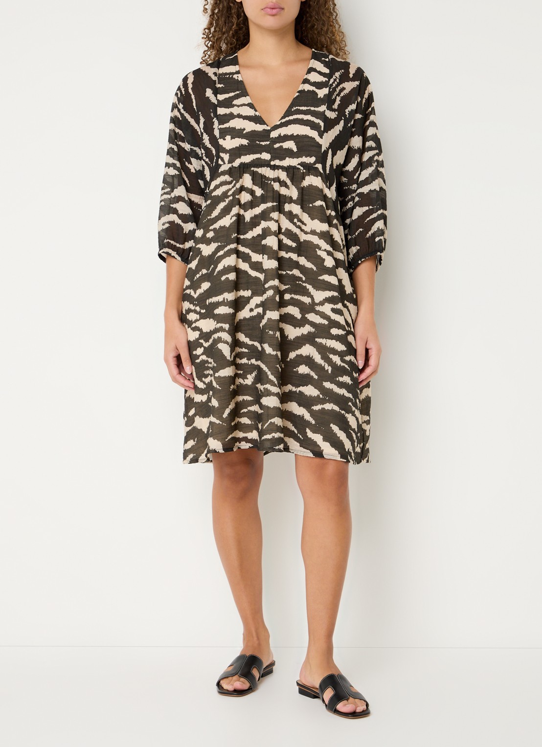 by-bar Philou mini jurk met zebraprint en ballonmouw - voorkant 2 bronsgroen
