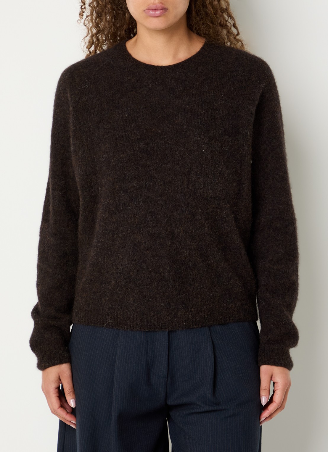 by-bar Polly fijngebreide trui in alpaca wolblend met ronde hals - detail donkerbruin
