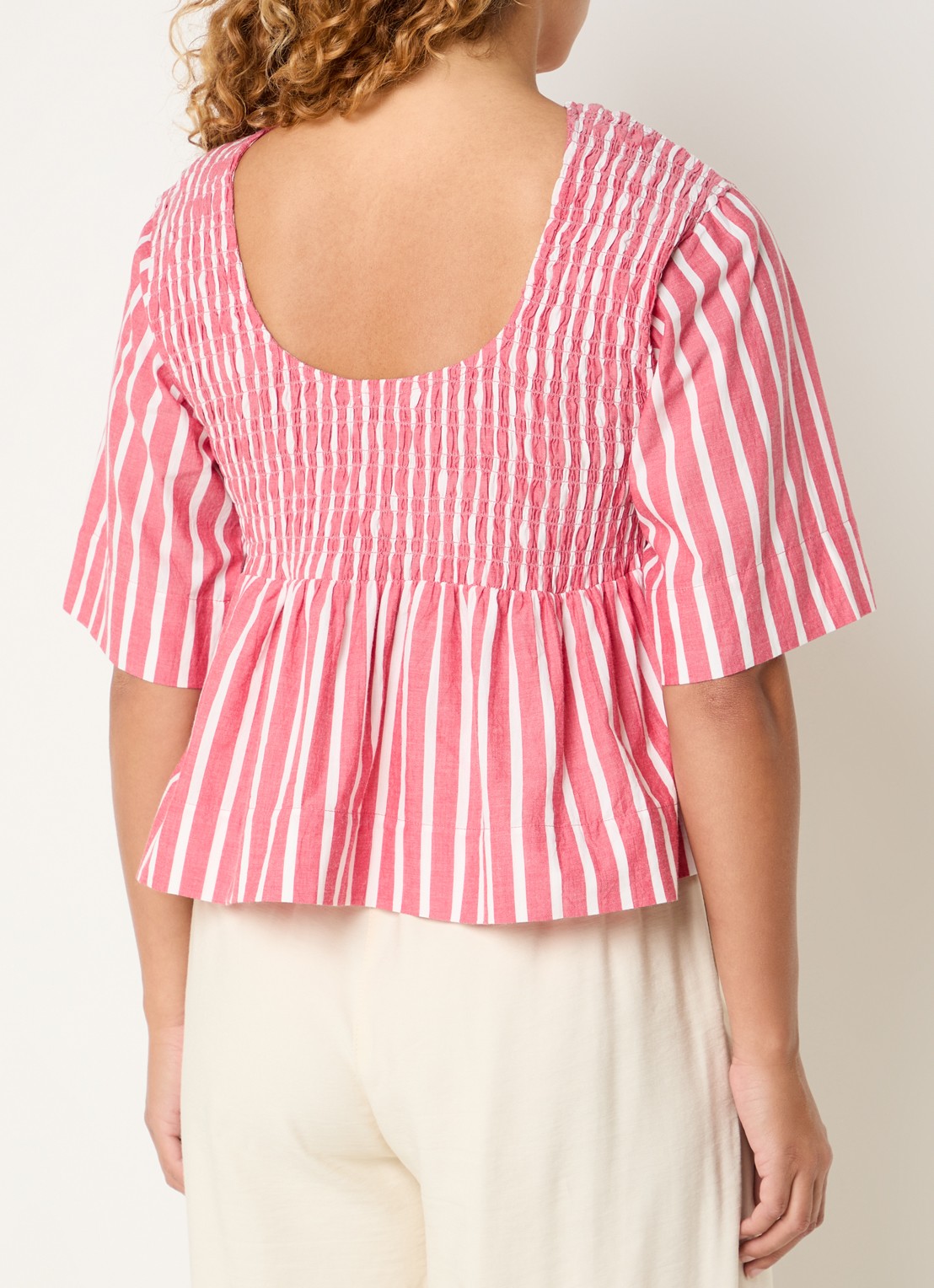 by-bar Runa tuniek met smockwerk en streepprint - achterkant koraalrood