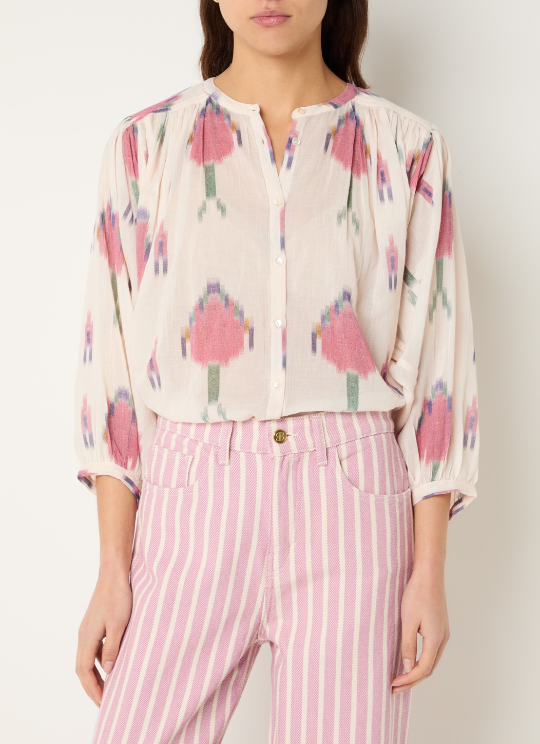 by-bar Tara semi-transparante blouse met print - detail 4 gebroken wit