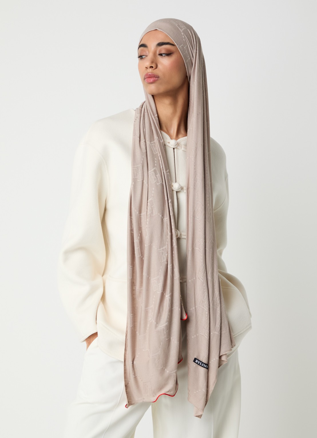 BYLIMA Enchanté sjaal met logoprint 200 x 75 cm  - voorkant 2 taupe