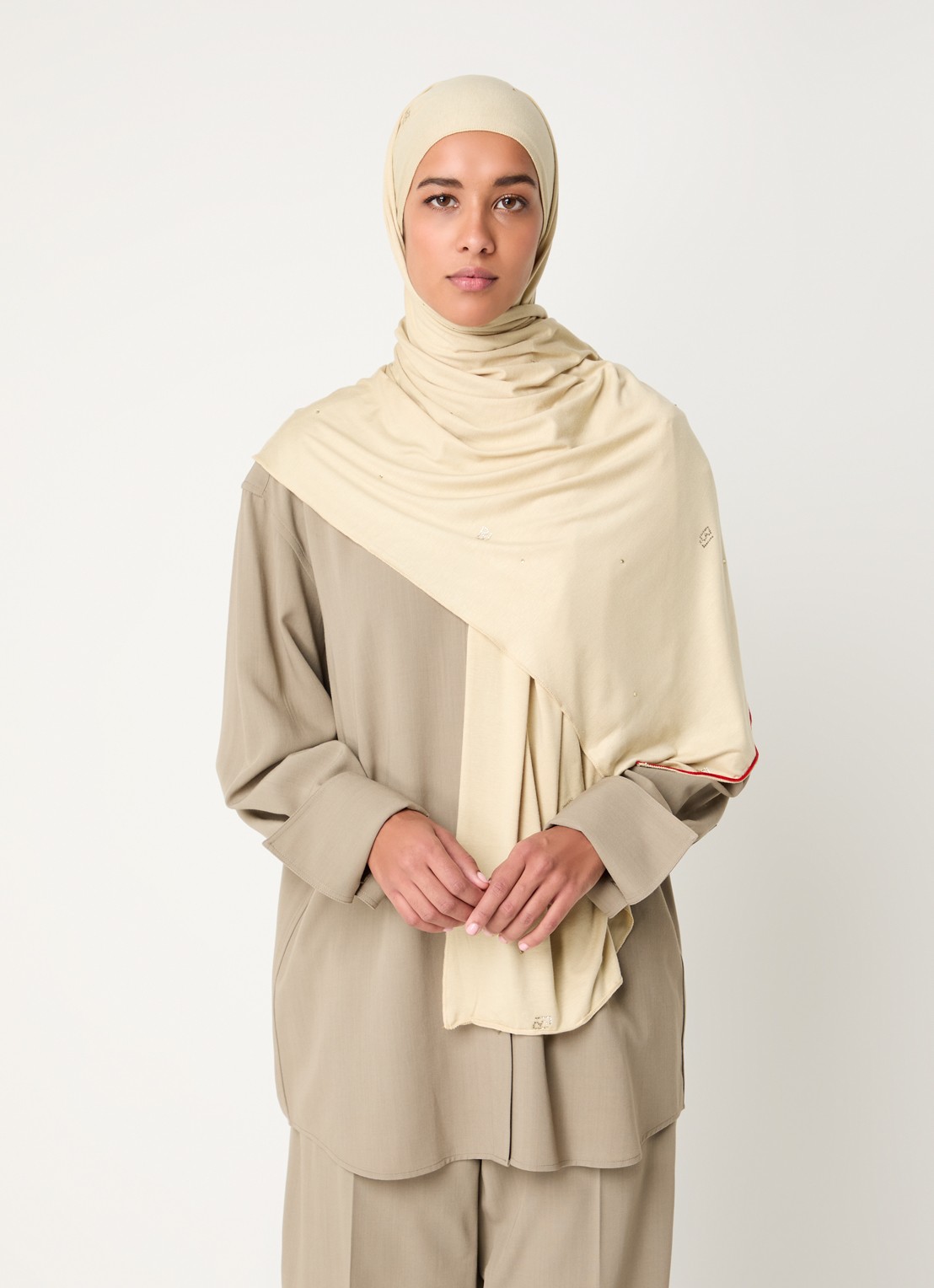 BYLIMA Initials sjaal met strass 180 x 75 cm - voorkant 2 donkerbeige