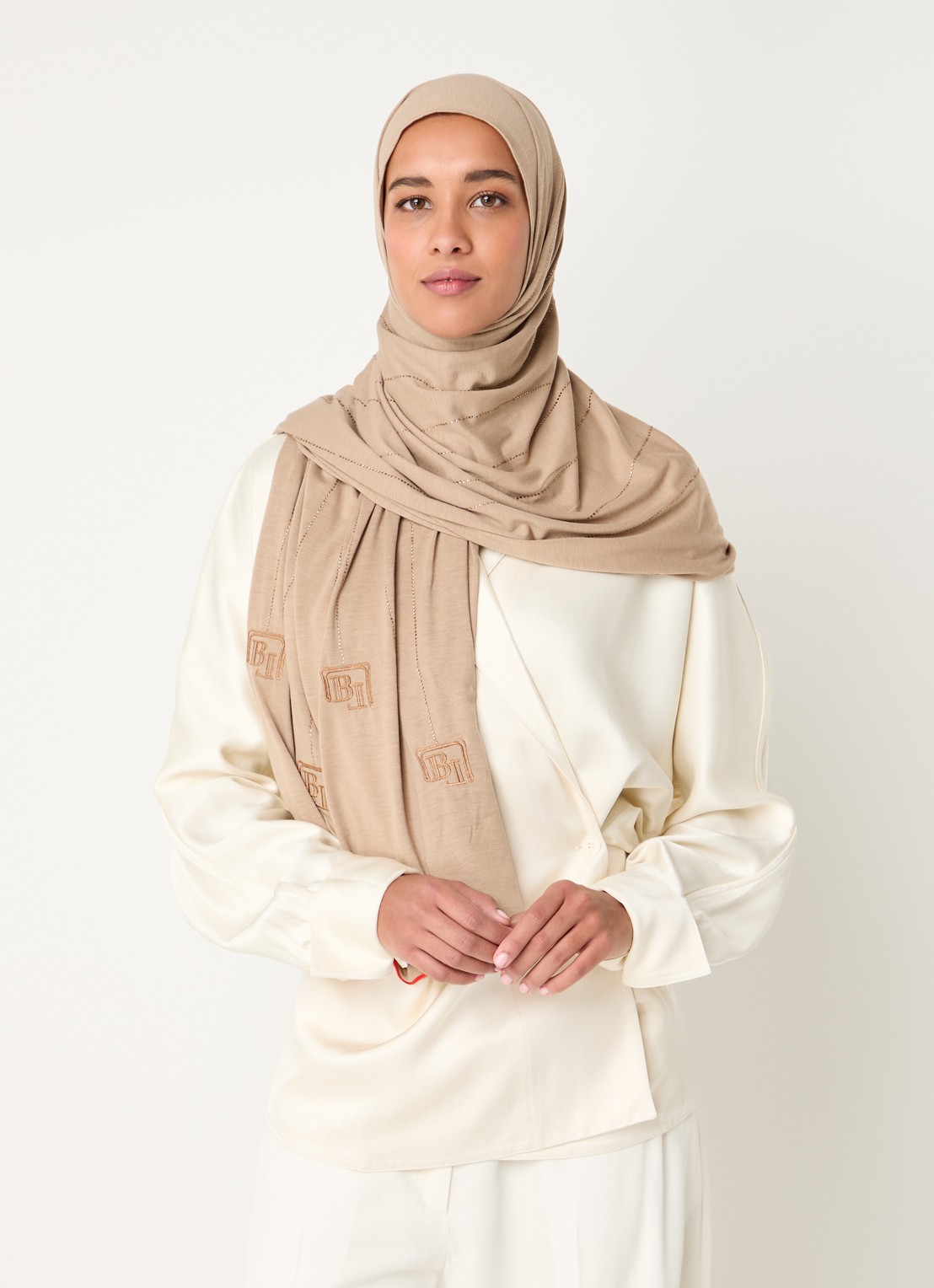 BYLIMA Ricamo Logo sjaal met strass 200 x 75 cm - voorkant 2 beige