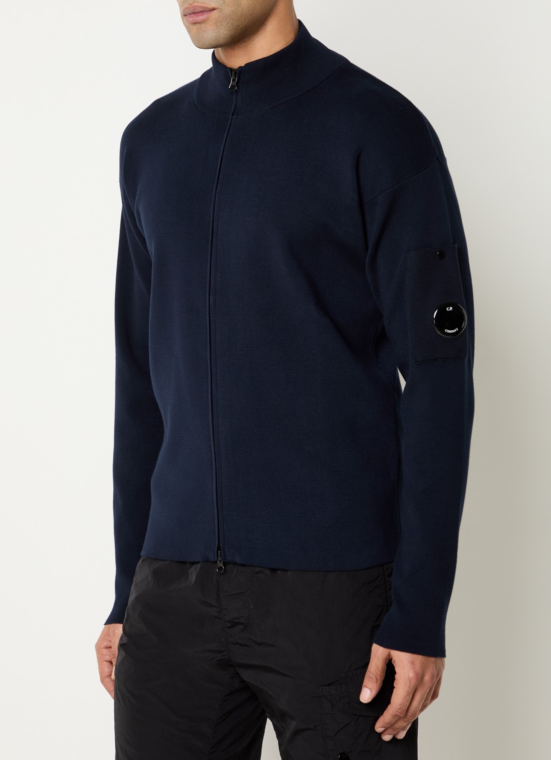 C.P. Company Fijngebreid vest met opstaande kraag - detail donkerblauw