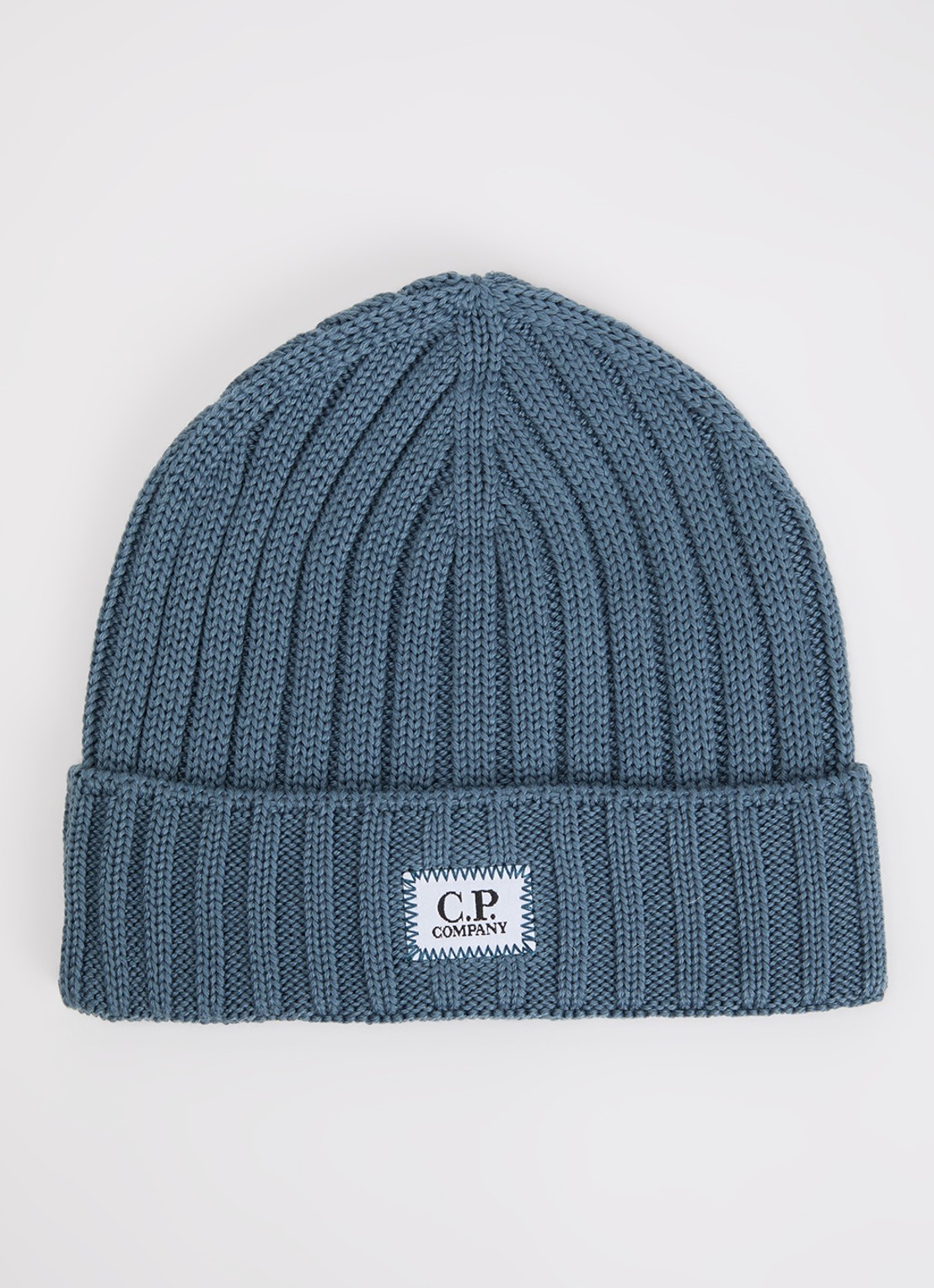 C.P. Company Grofgebreide muts van merino wol met logo - voorkant staalblauw