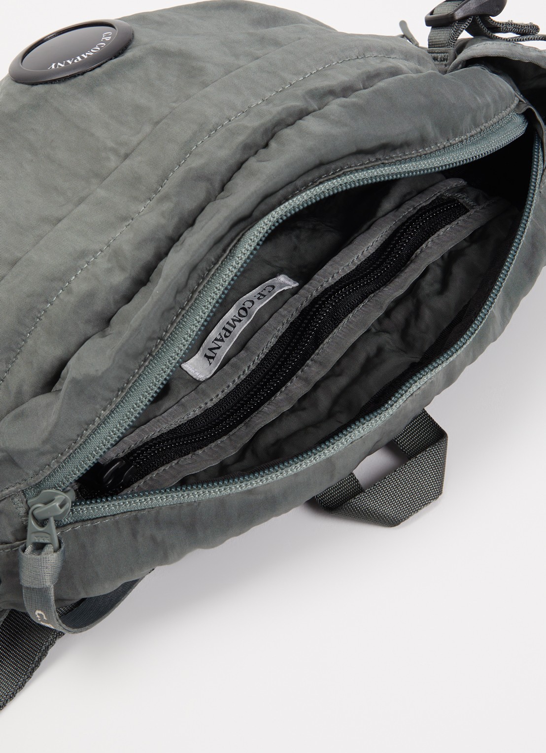 C.P. Company Nylon B Lens heuptas met logo - detail 2 olijfgroen