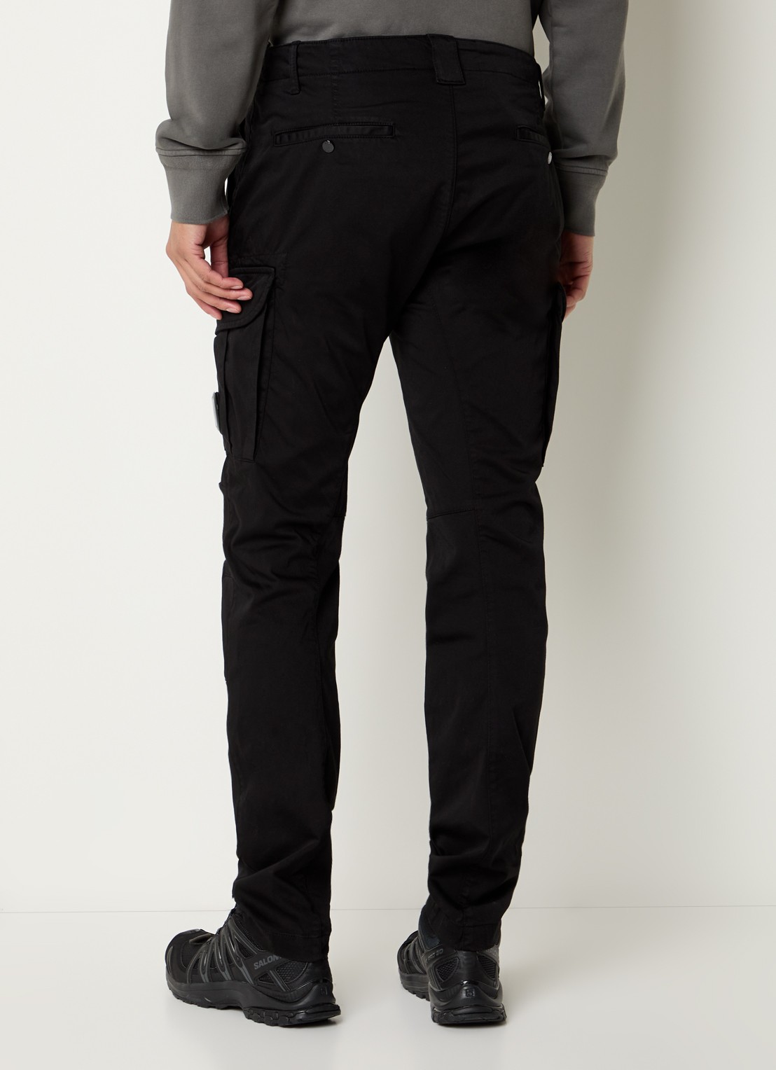 C.P. Company Slim fit cargobroek met klepzakken en logo - achterkant zwart