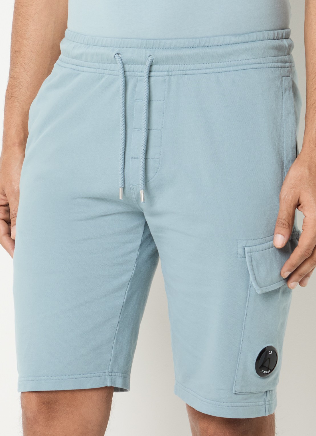 C.P. Company Slim fit korte cargobroek met logo - detail blauw
