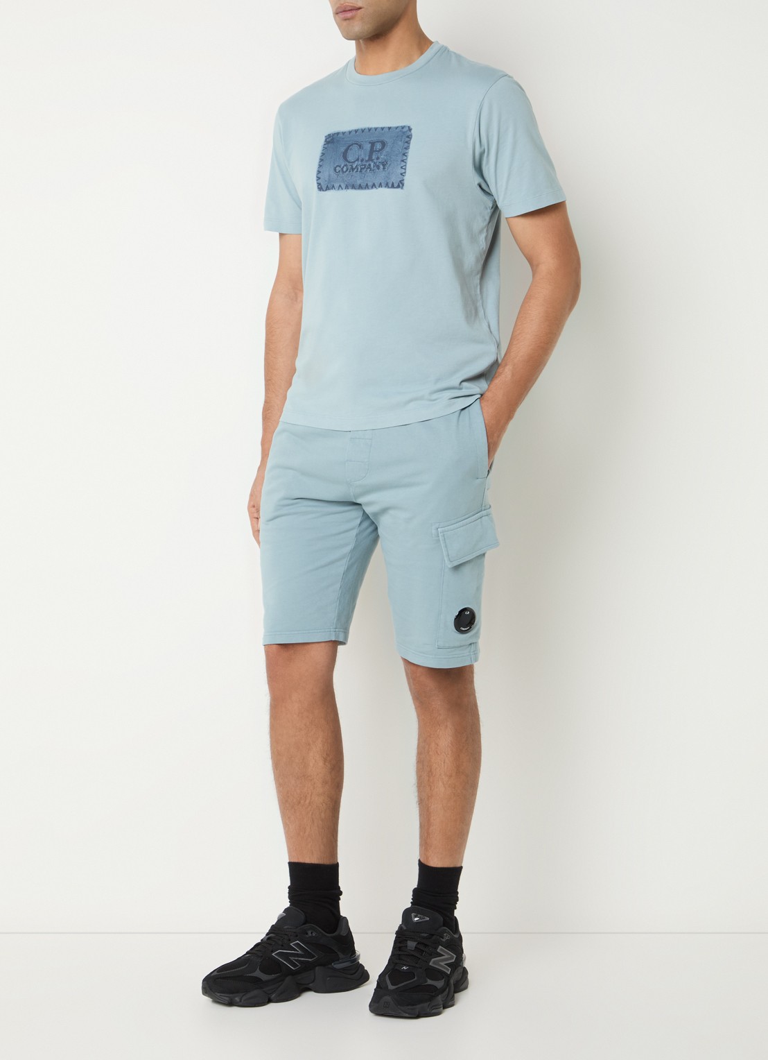 C.P. Company Slim fit korte cargobroek met logo - voorkant 3 blauw