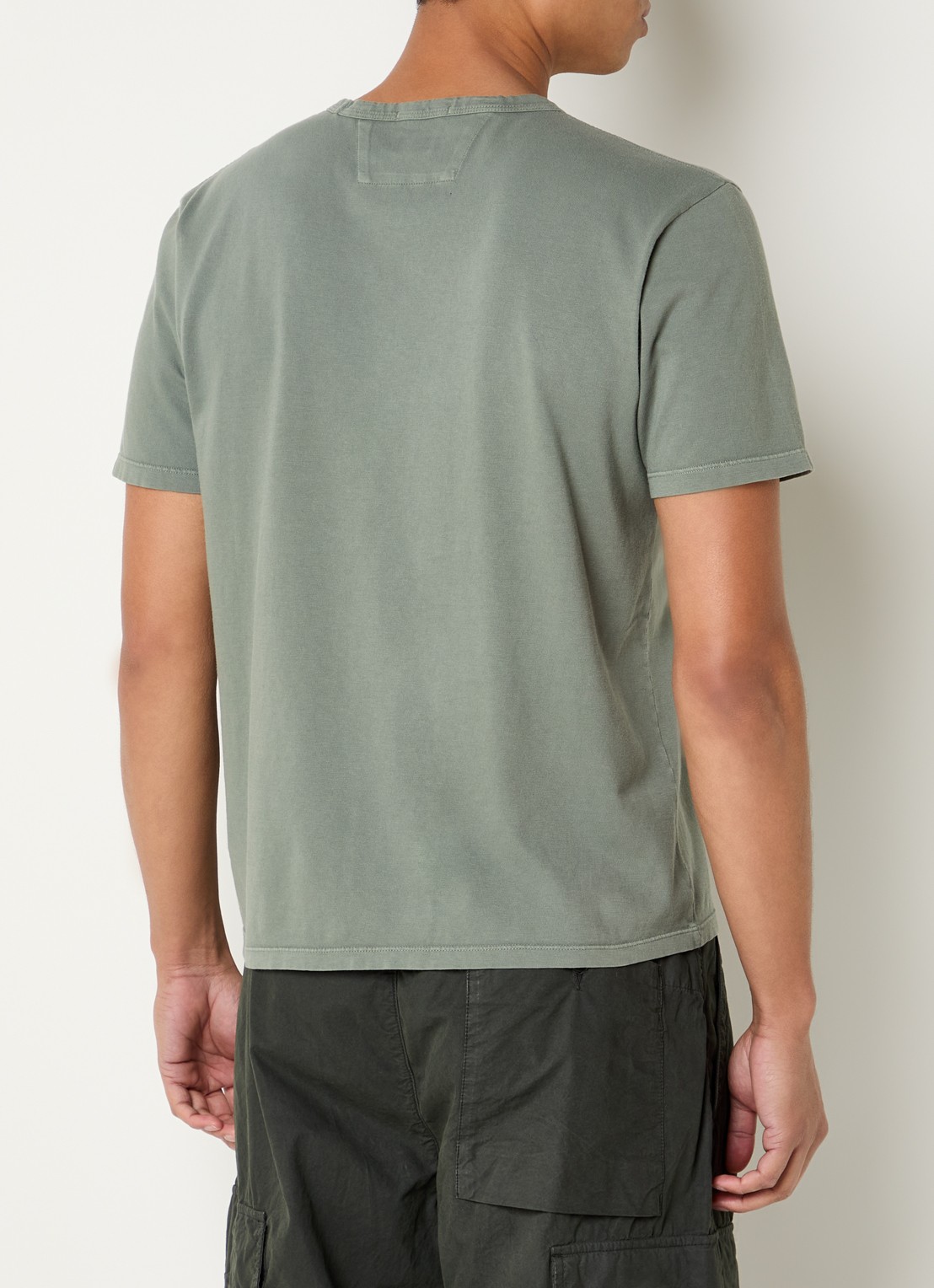 C.P. Company T-shirt met logo en verwassen afwerking - achterkant olijfgroen