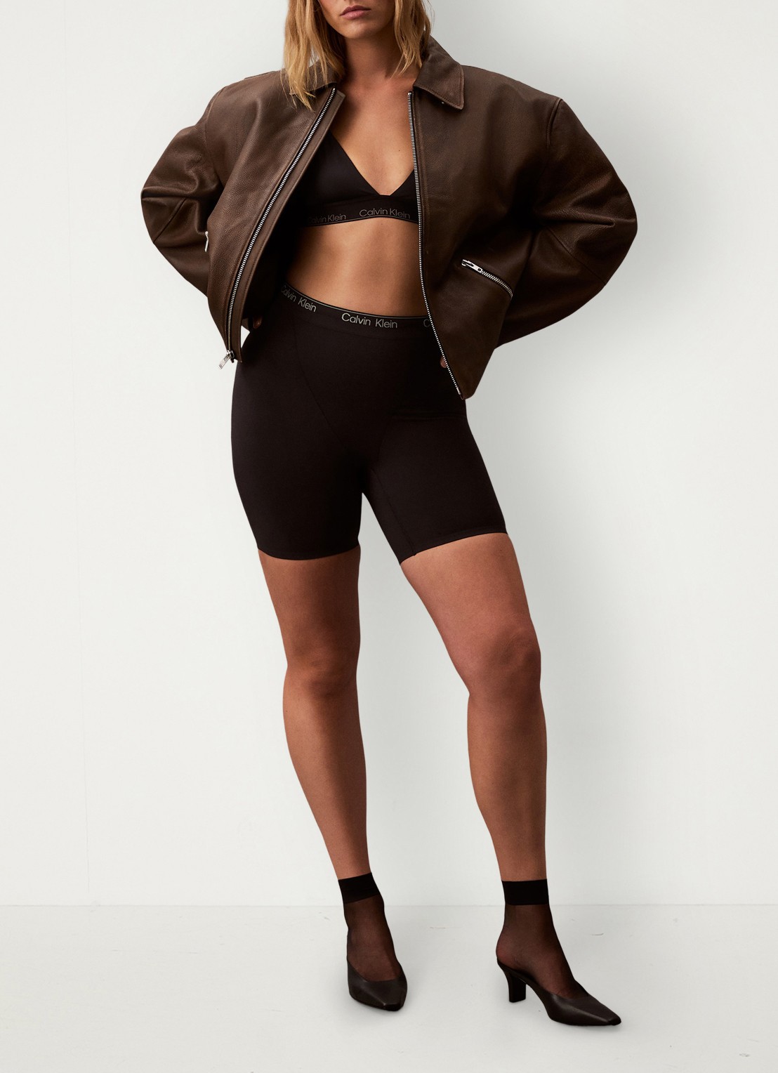 Calvin Klein Corrigerende short met logoband - voorkant 2 zwart