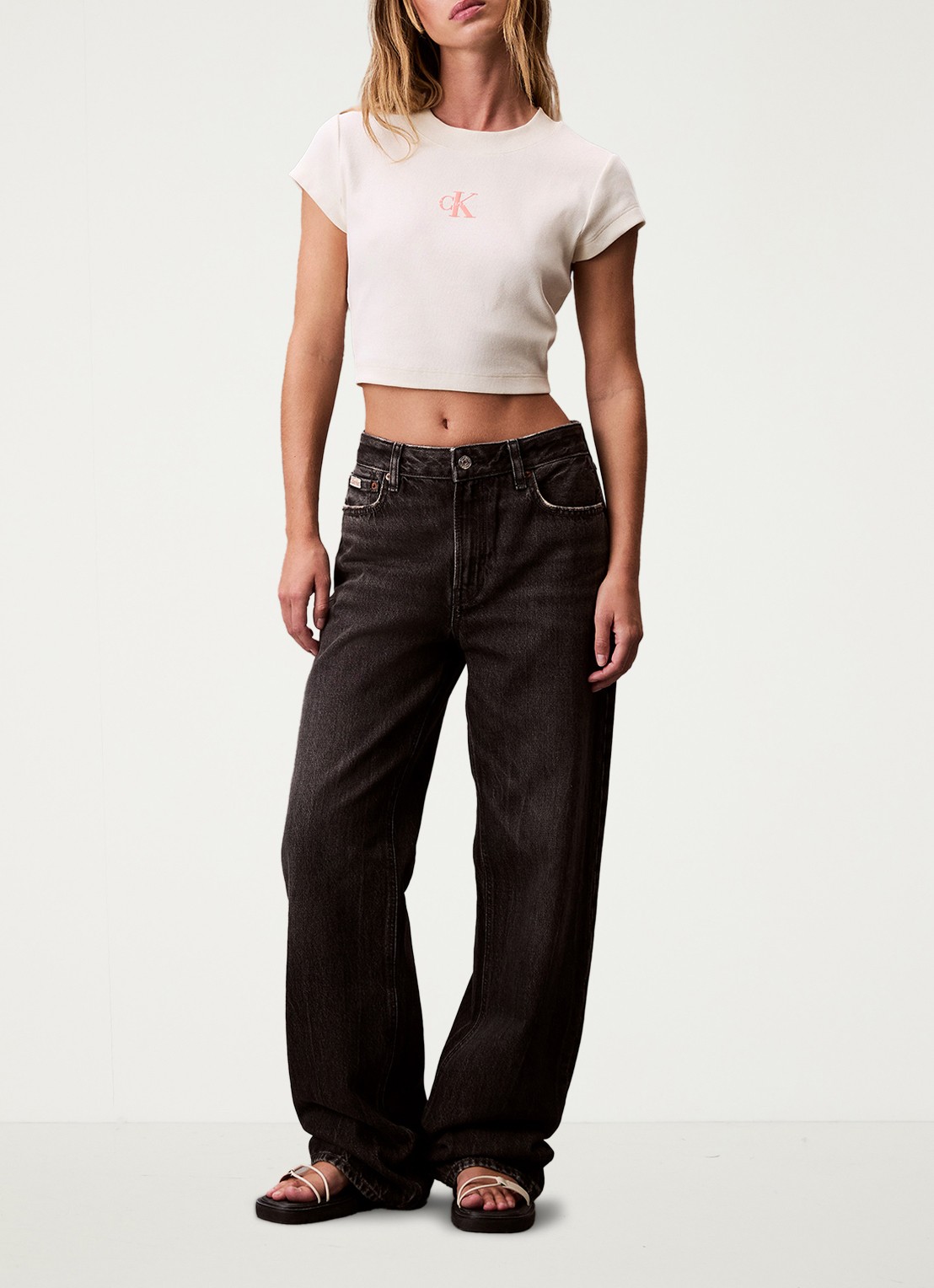 Calvin Klein Cropped T-shirt met logo - voorkant beige