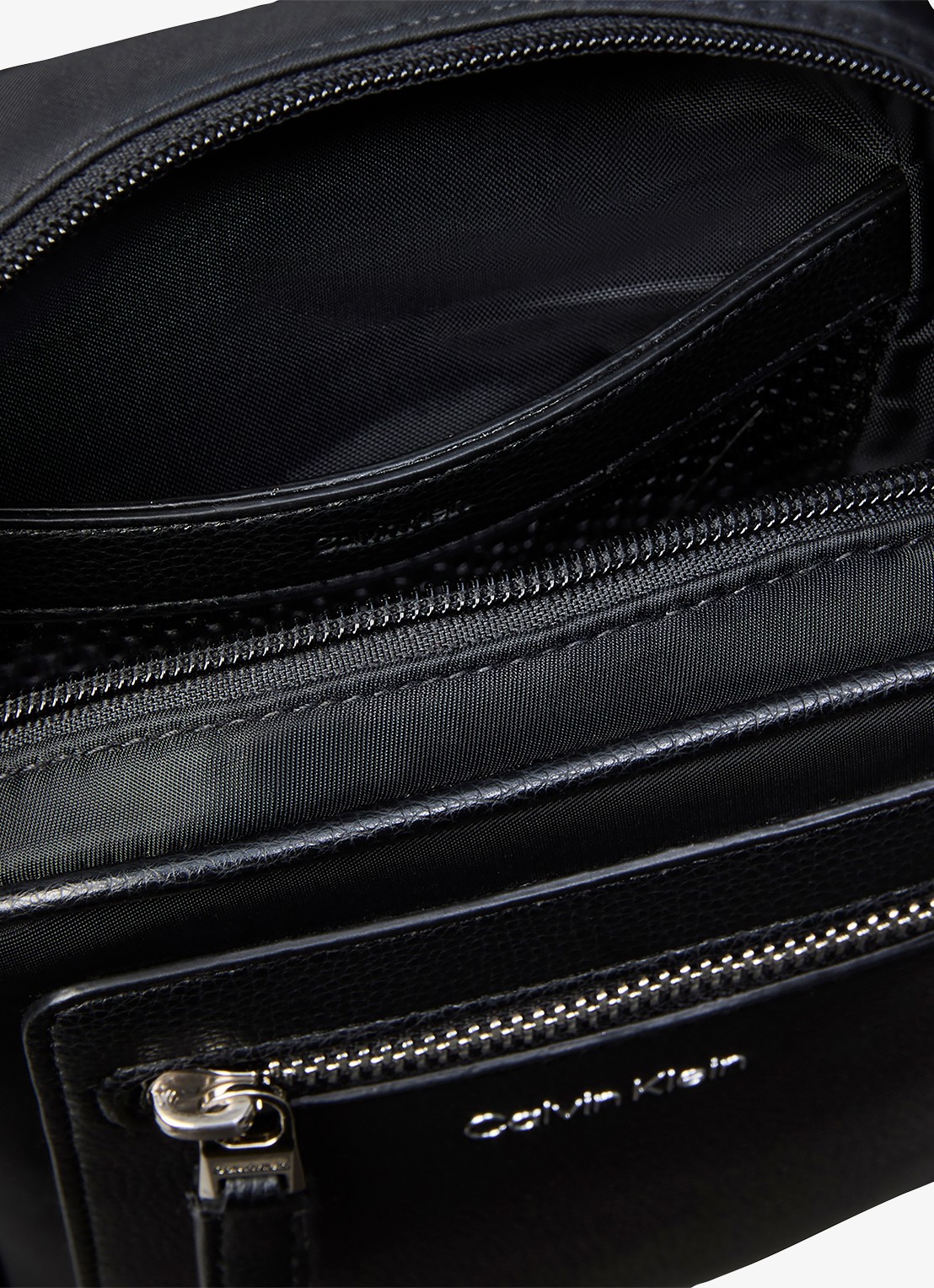 Calvin Klein Crossbodytas met logo - detail 2 zwart