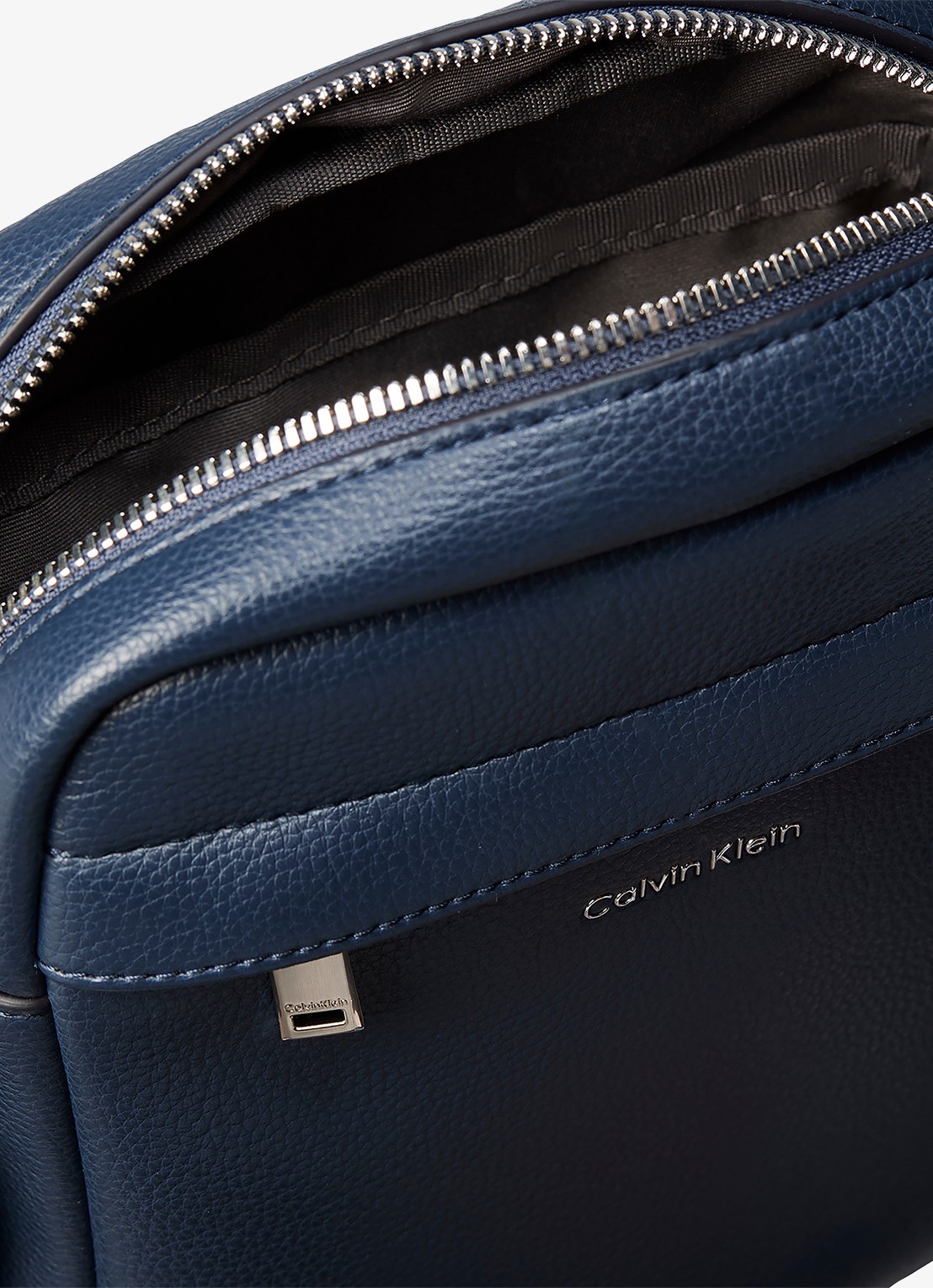 Calvin Klein Crossbodytas met verstelbare schouderriem en logo - detail blue nights-cci