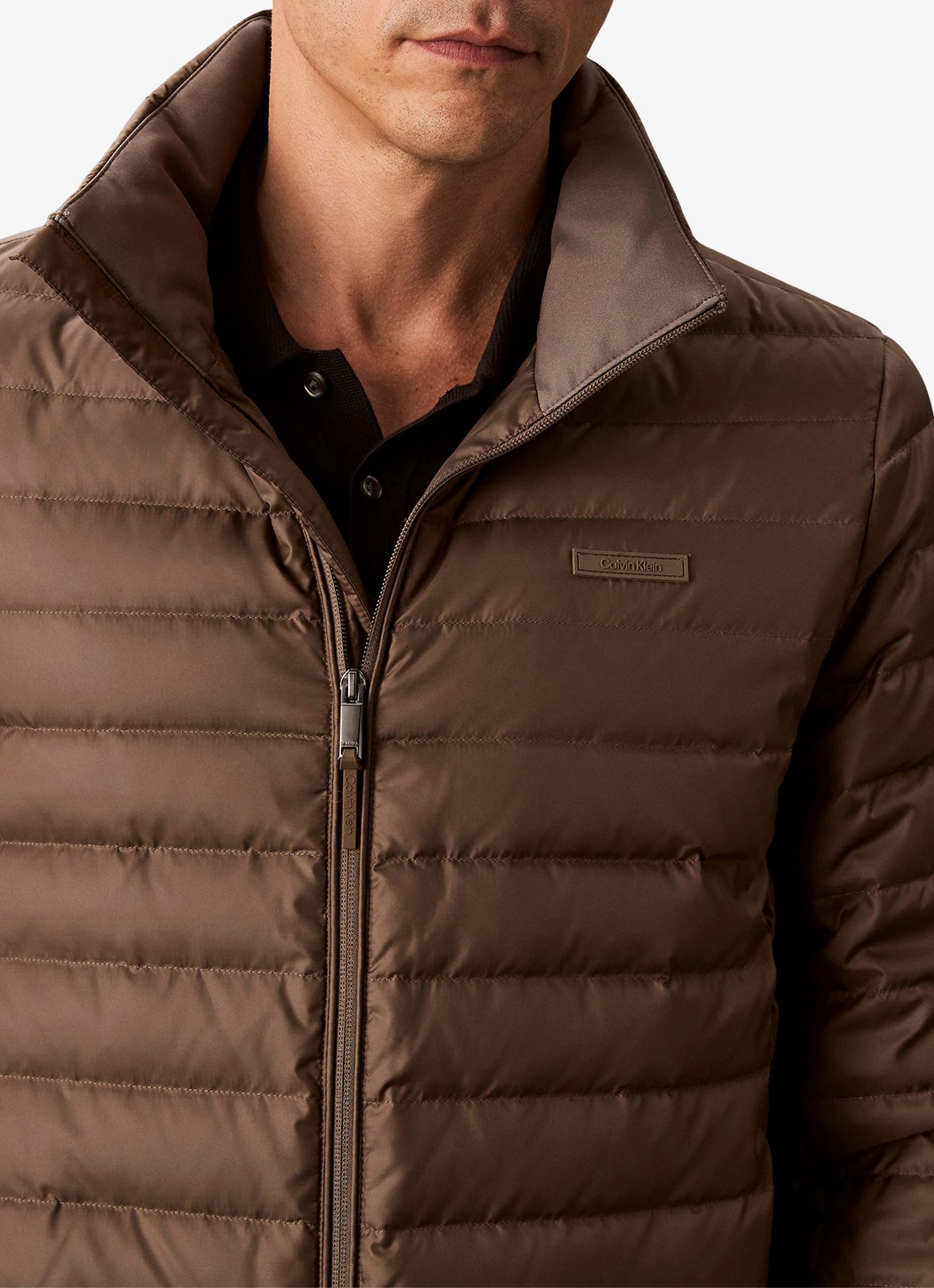 Calvin Klein Gewatteerde jas met opstaande kraag - detail 2 bruin