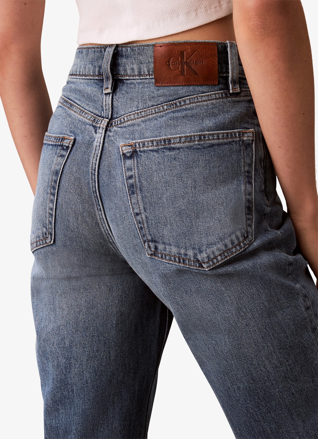 Calvin Klein High waist cropped mom jeans met medium wassing - detail 4 donkerblauw