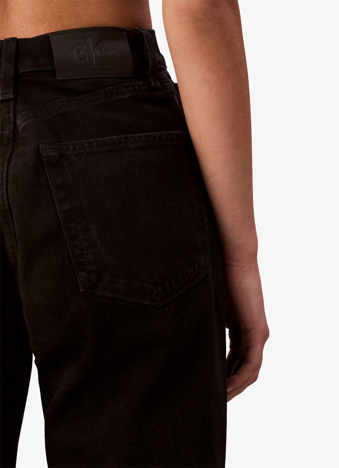 Calvin Klein High waist mom jeans met gekleurde wassing - detail 5 zwart