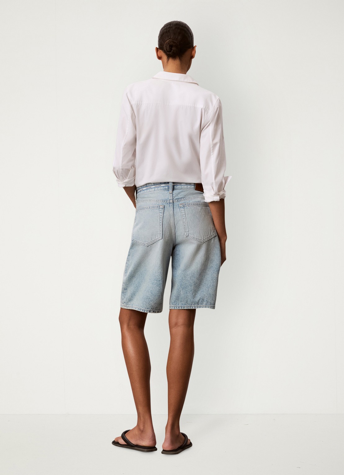 Calvin Klein High waist wide fit korte broek van denim - achterkant fresh water-yp3 /  blauw