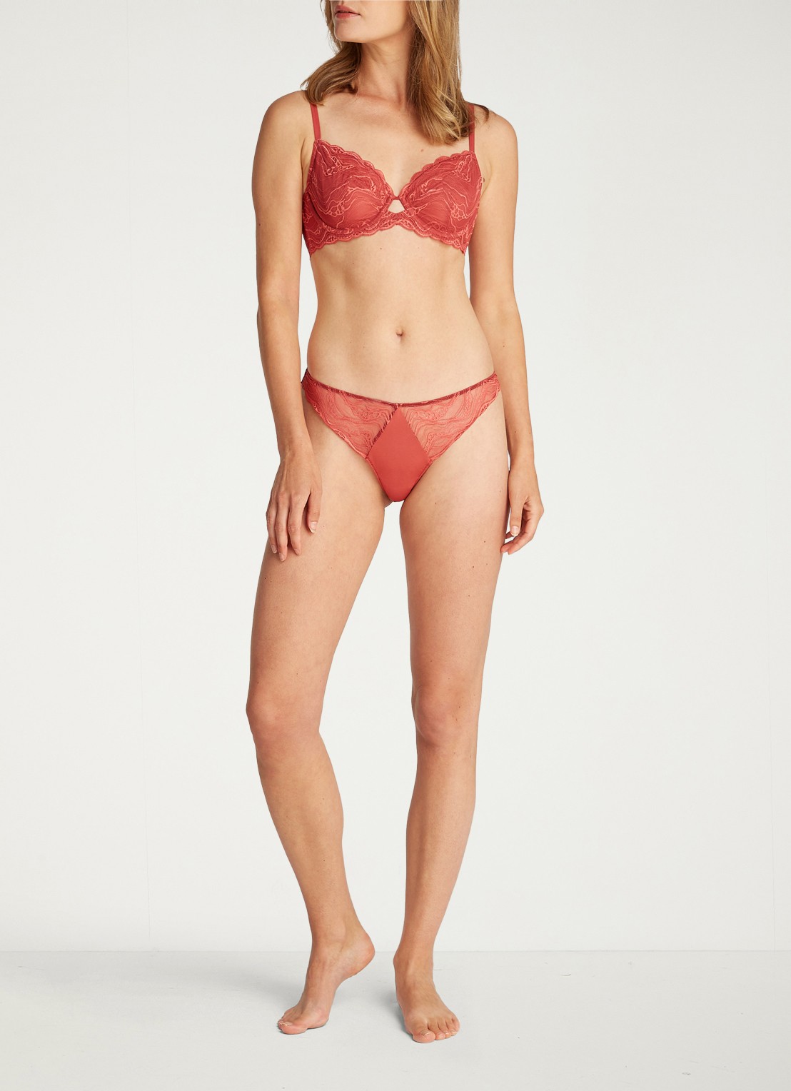 Calvin Klein Instinct string van kant - detail 4 steenrood