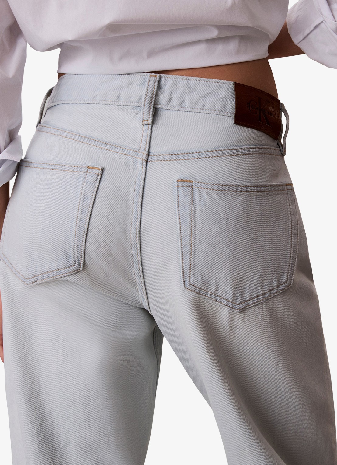 Calvin Klein Mid waist straight fit jeans met lichte wassing - detail 3 denim