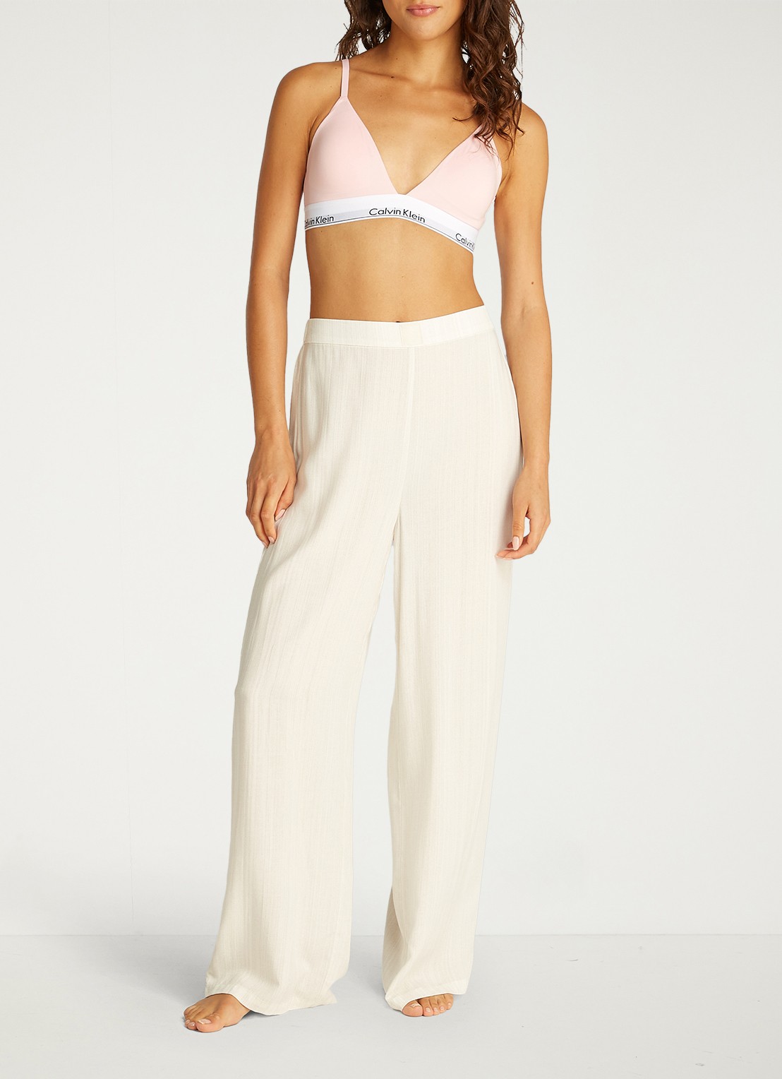 Calvin Klein Modern bralette met uitneembare vulling en logoband - detail 2 buff pink / roze
