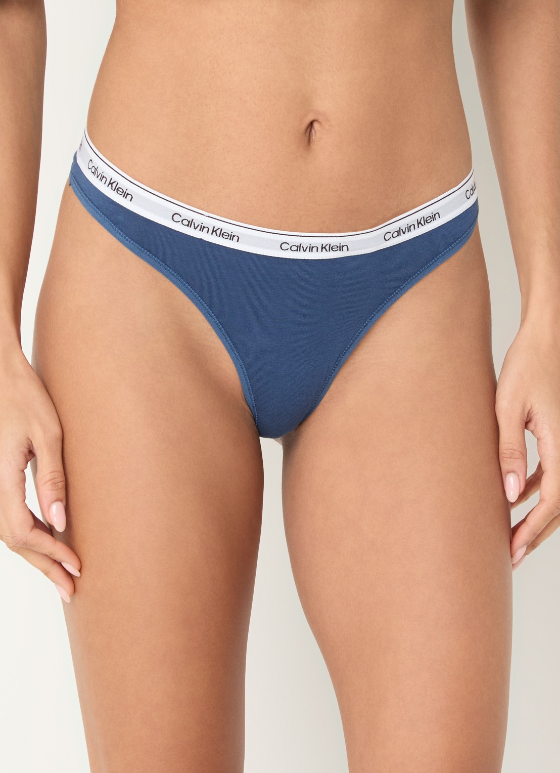 Calvin Klein Modern string met logoband - detail dark denim-cec / blauw