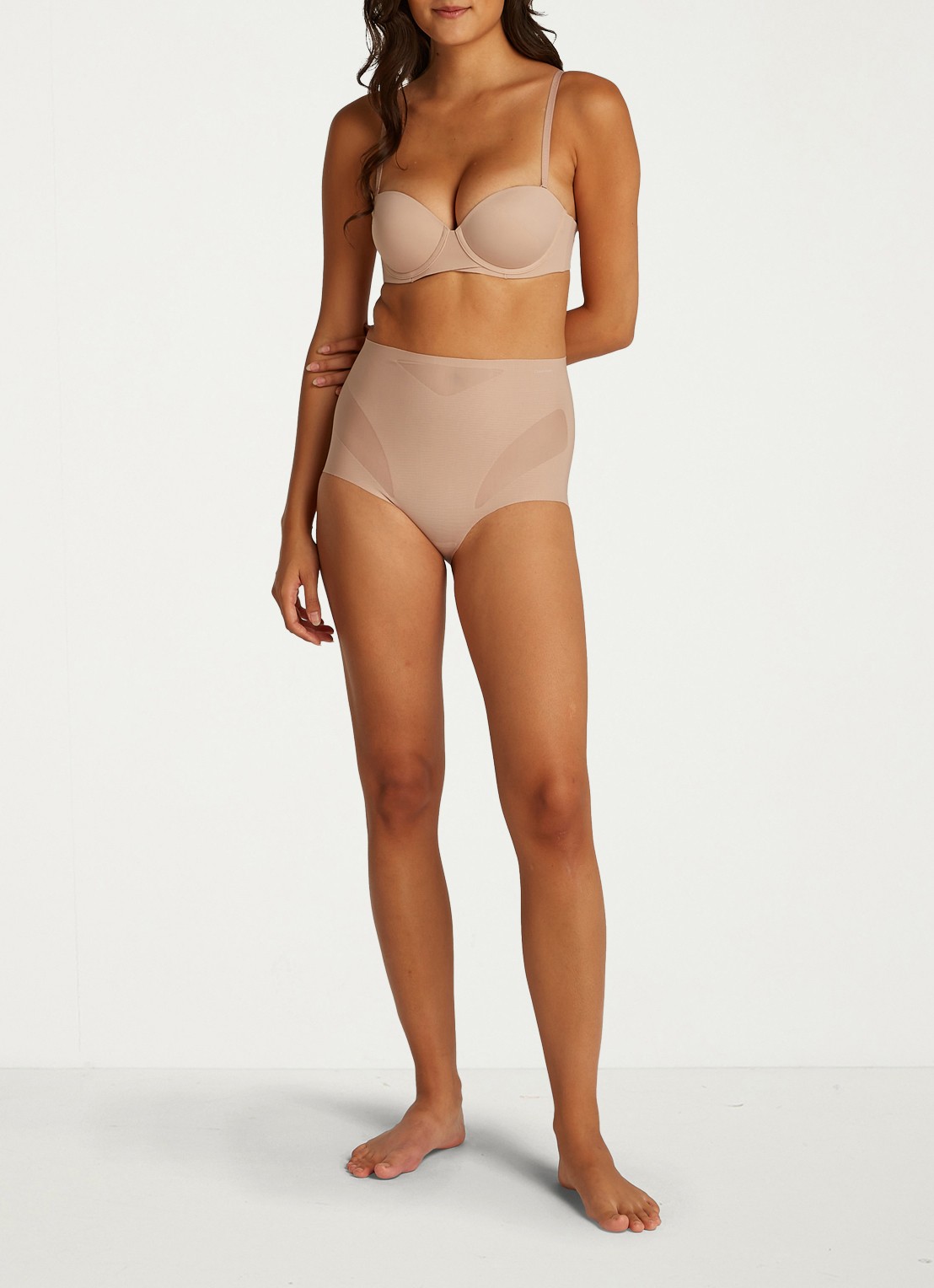 Calvin Klein Naadloze corrigerende string - voorkant 5 beige