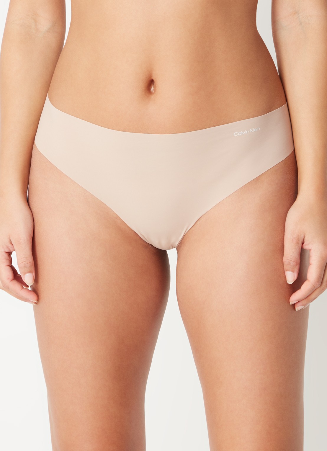 Calvin Klein Naadloze string - detail donkerbeige