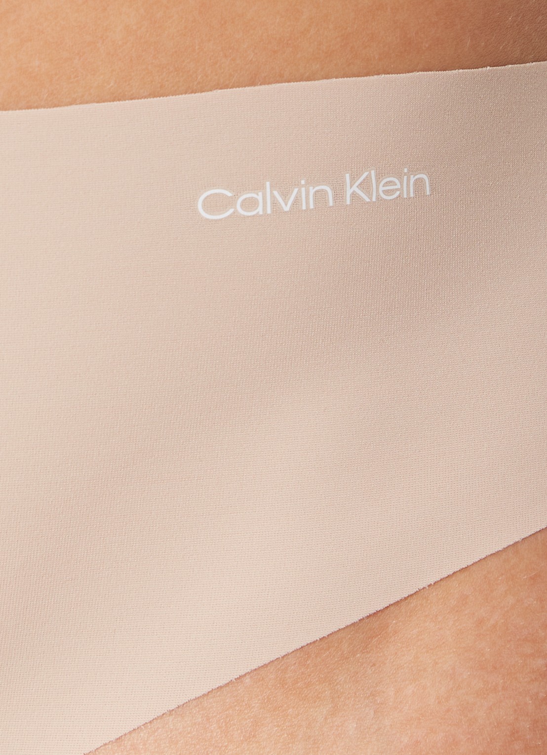Calvin Klein Naadloze string - detail 2 donkerbeige