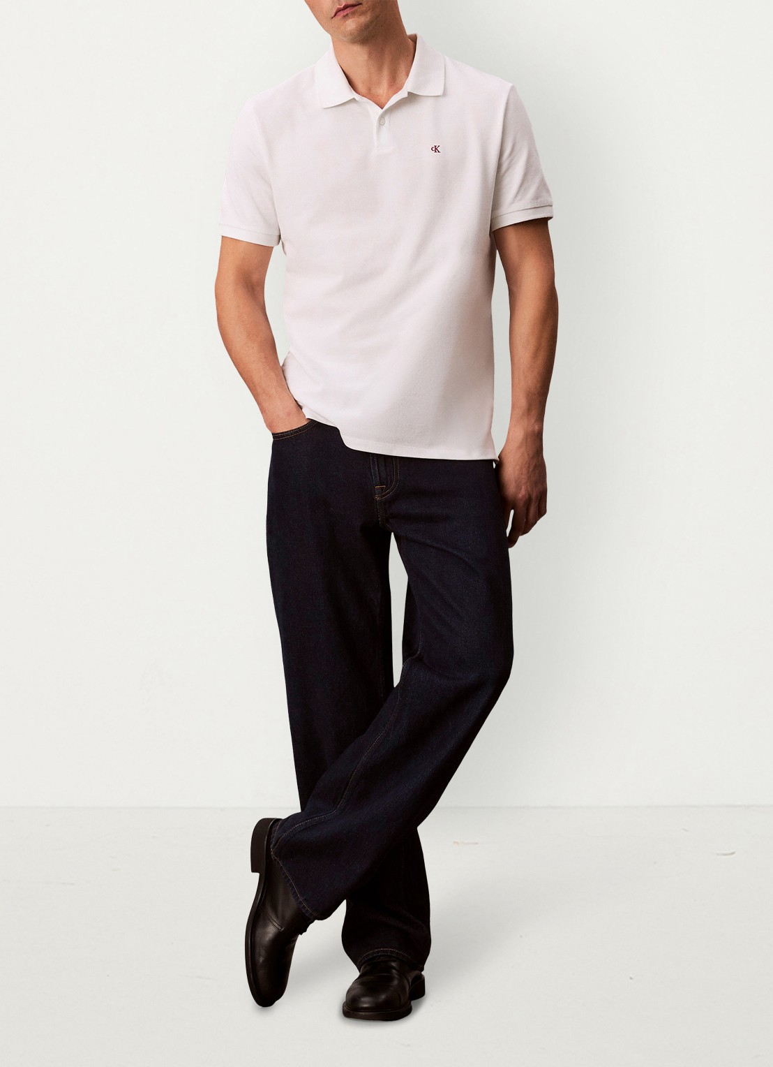 Calvin Klein Polo van piqué katoen met logoborduring - voorkant 2 wit