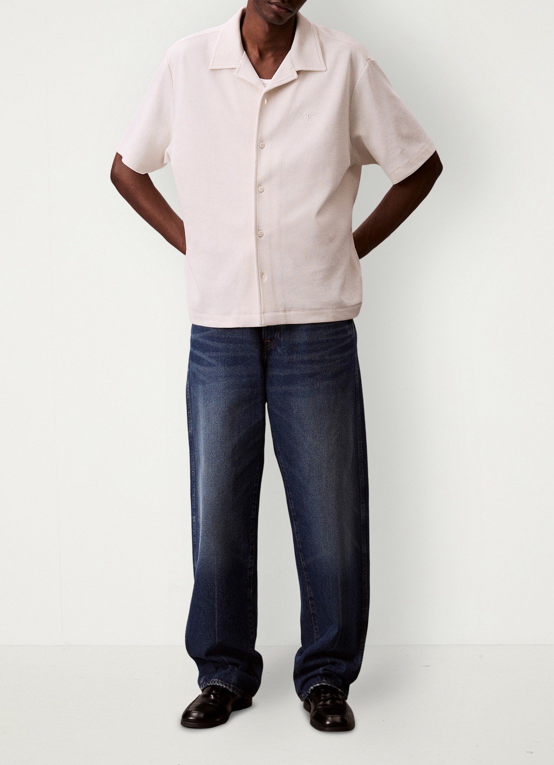 Calvin Klein Regular fit overhemd met logoborduring - voorkant 5 gebroken wit