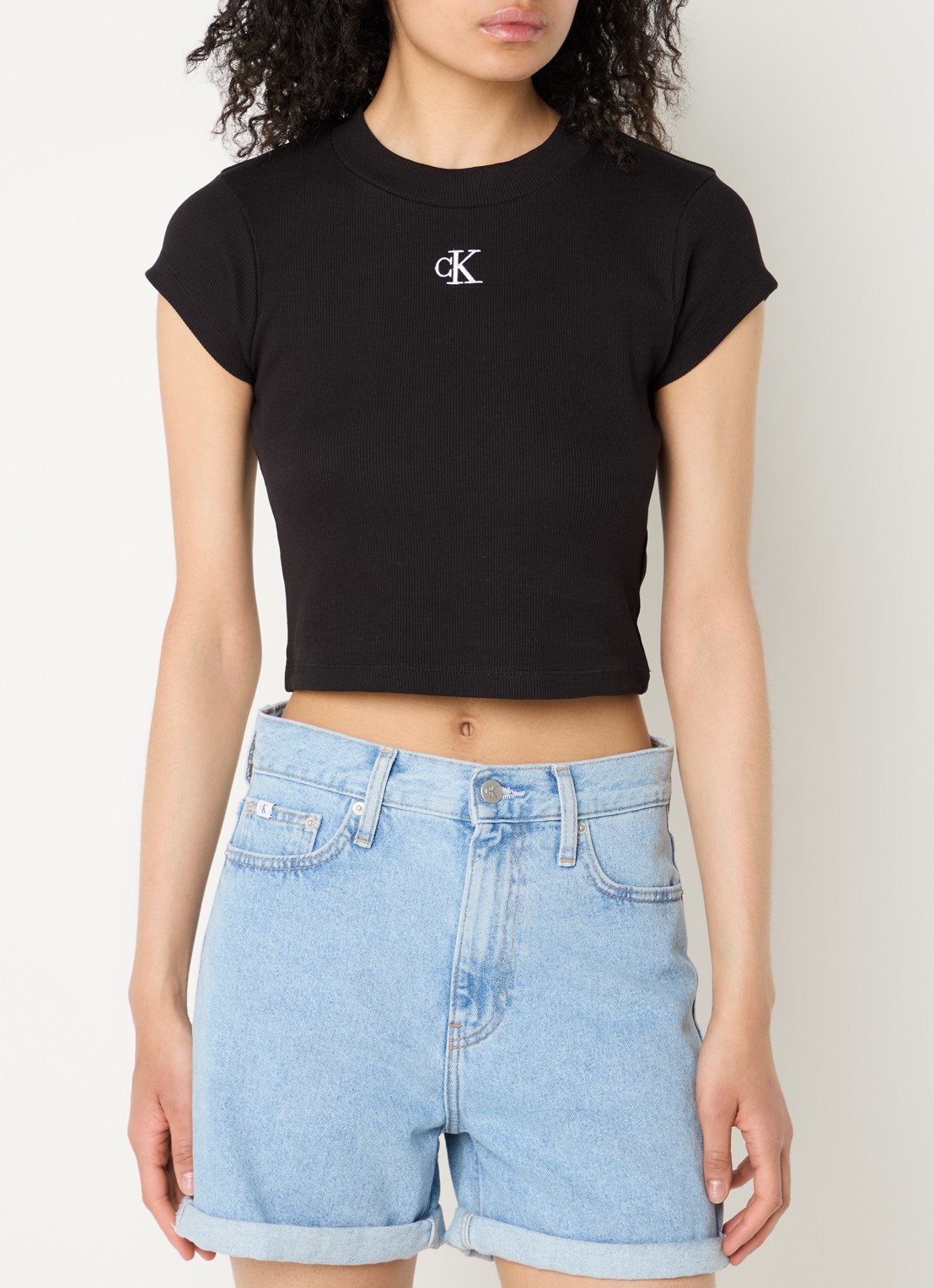 Calvin Klein Ribgebreid cropped T-shirt met logoborduring - detail 2 zwart