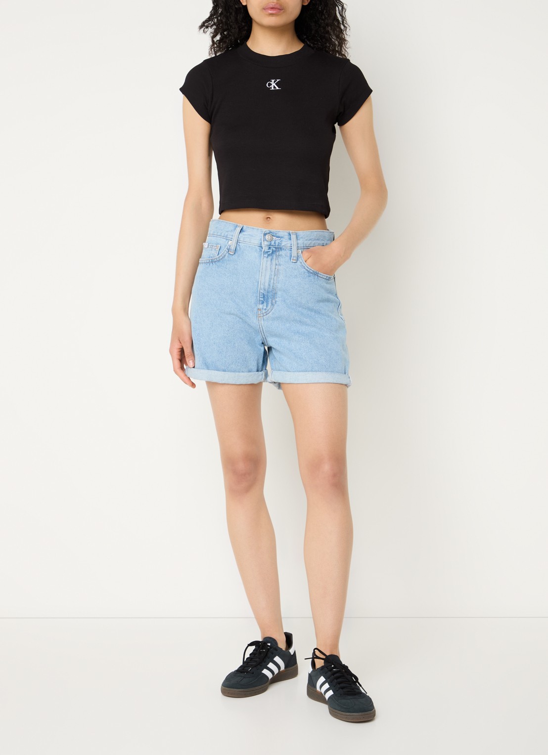 Calvin Klein Ribgebreid cropped T-shirt met logoborduring - voorkant 4 zwart