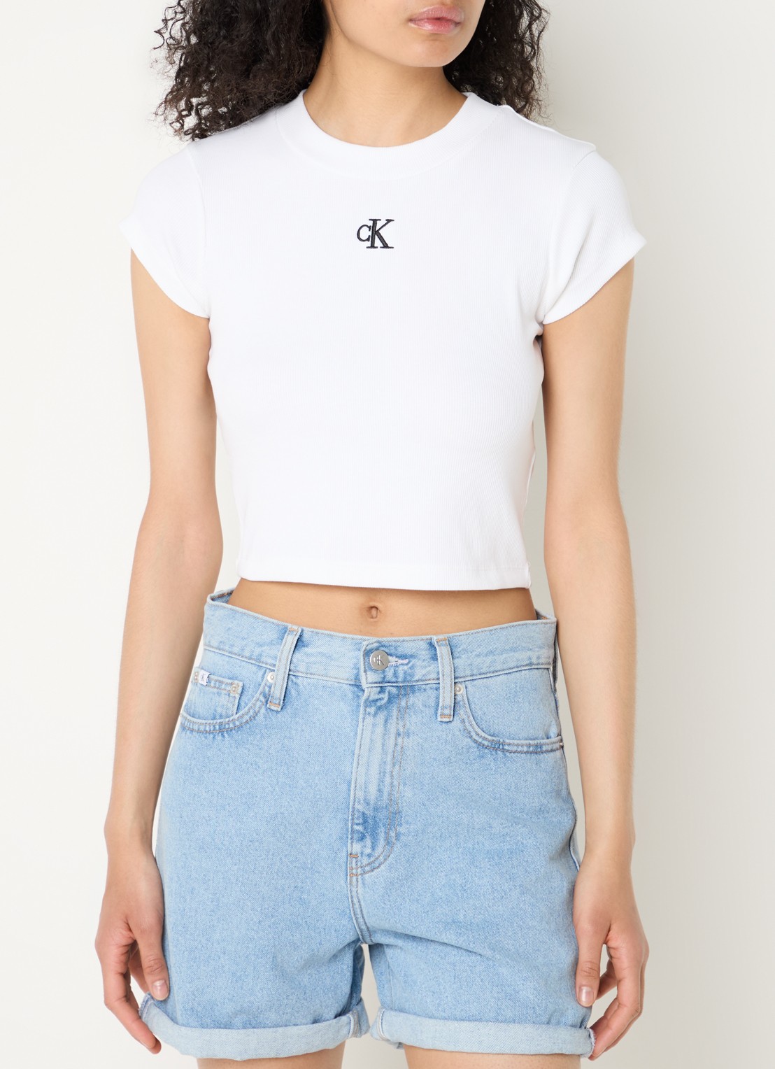 Calvin Klein Ribgebreid cropped T-shirt met logoborduring - detail wit