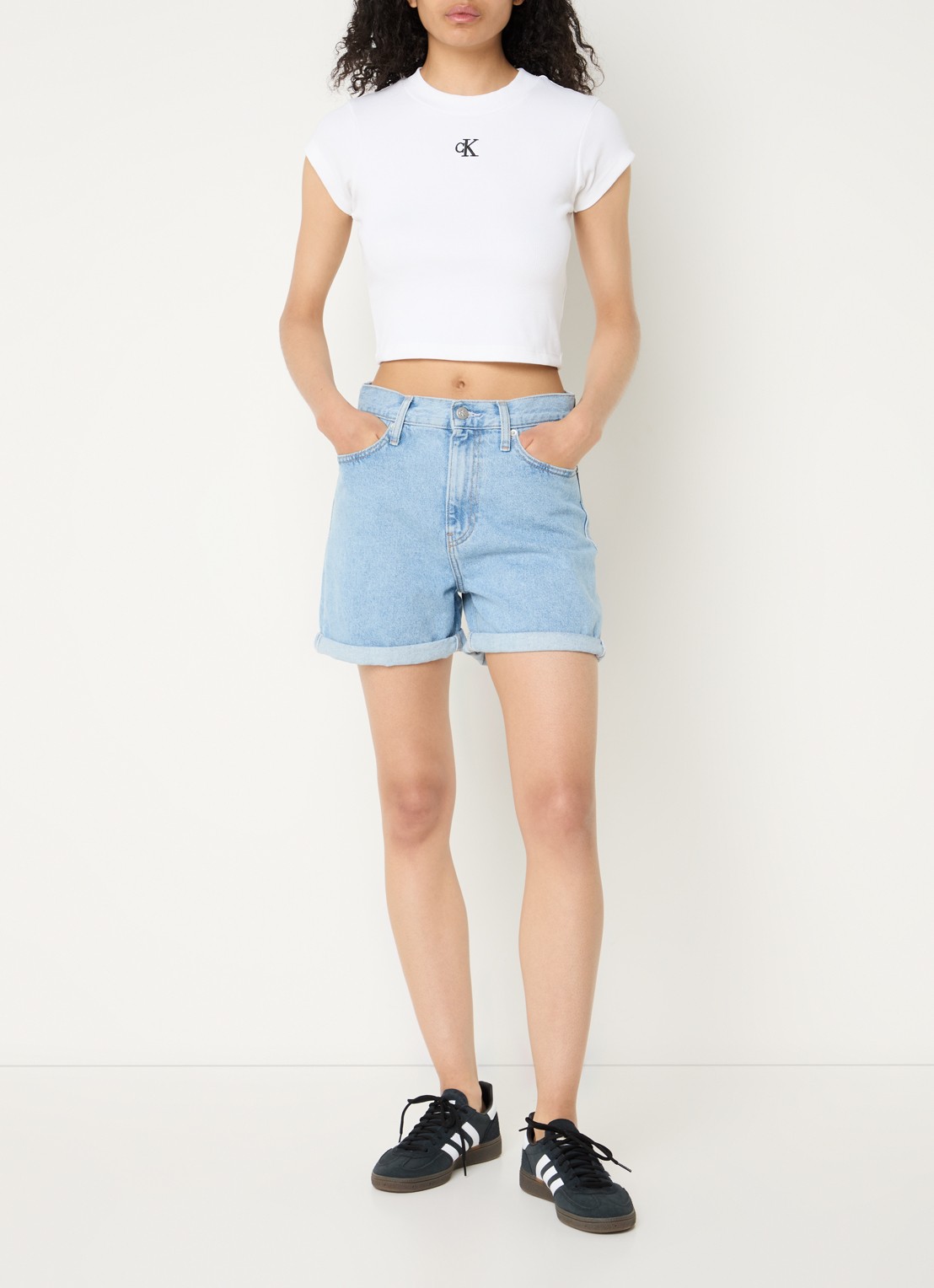 Calvin Klein Ribgebreid cropped T-shirt met logoborduring - voorkant 3 wit