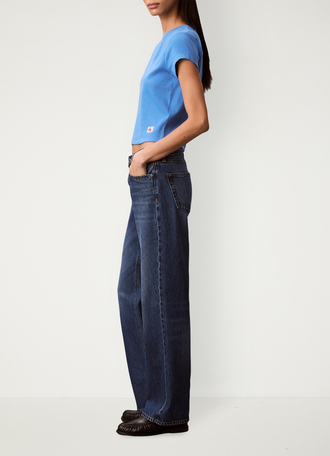 Calvin Klein Ribgebreid cropped T-shirt met V-hals - detail 6 marina-cg1 /  blauw