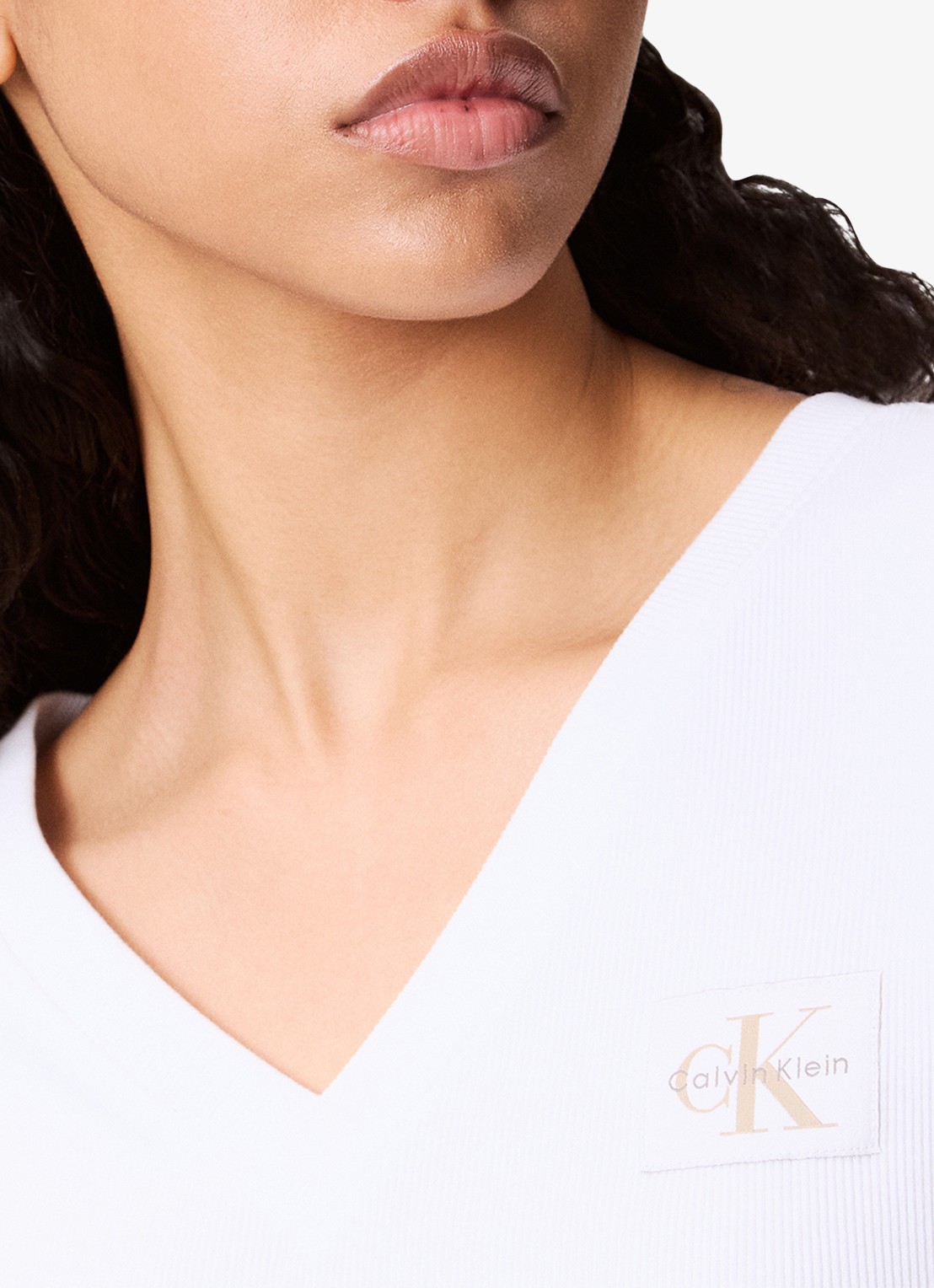 Calvin Klein Ribgebreid cropped T-shirt met V-hals - detail 2 bright white-yaa /  wit