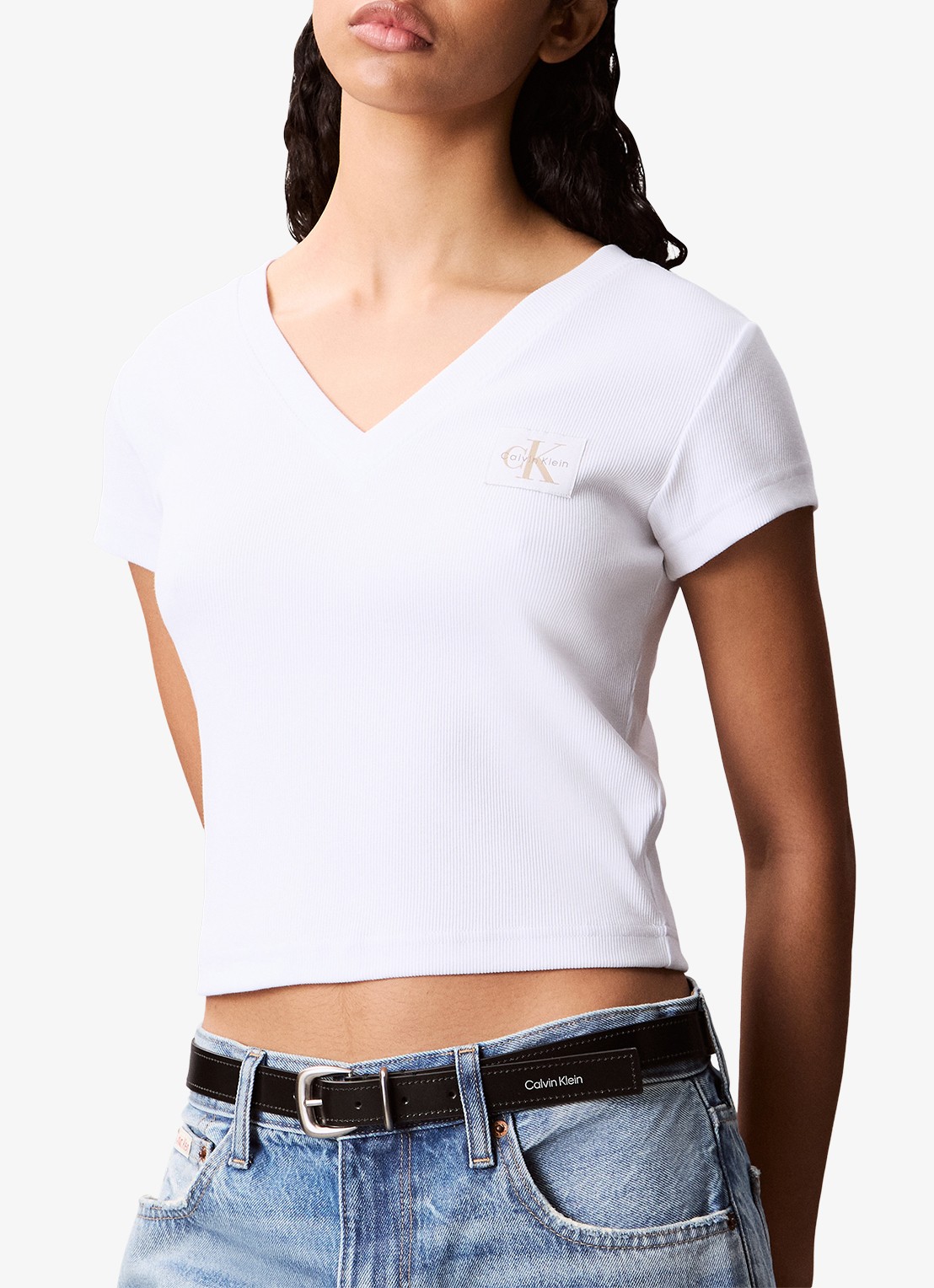 Calvin Klein Ribgebreid cropped T-shirt met V-hals - detail 3 bright white-yaa /  wit