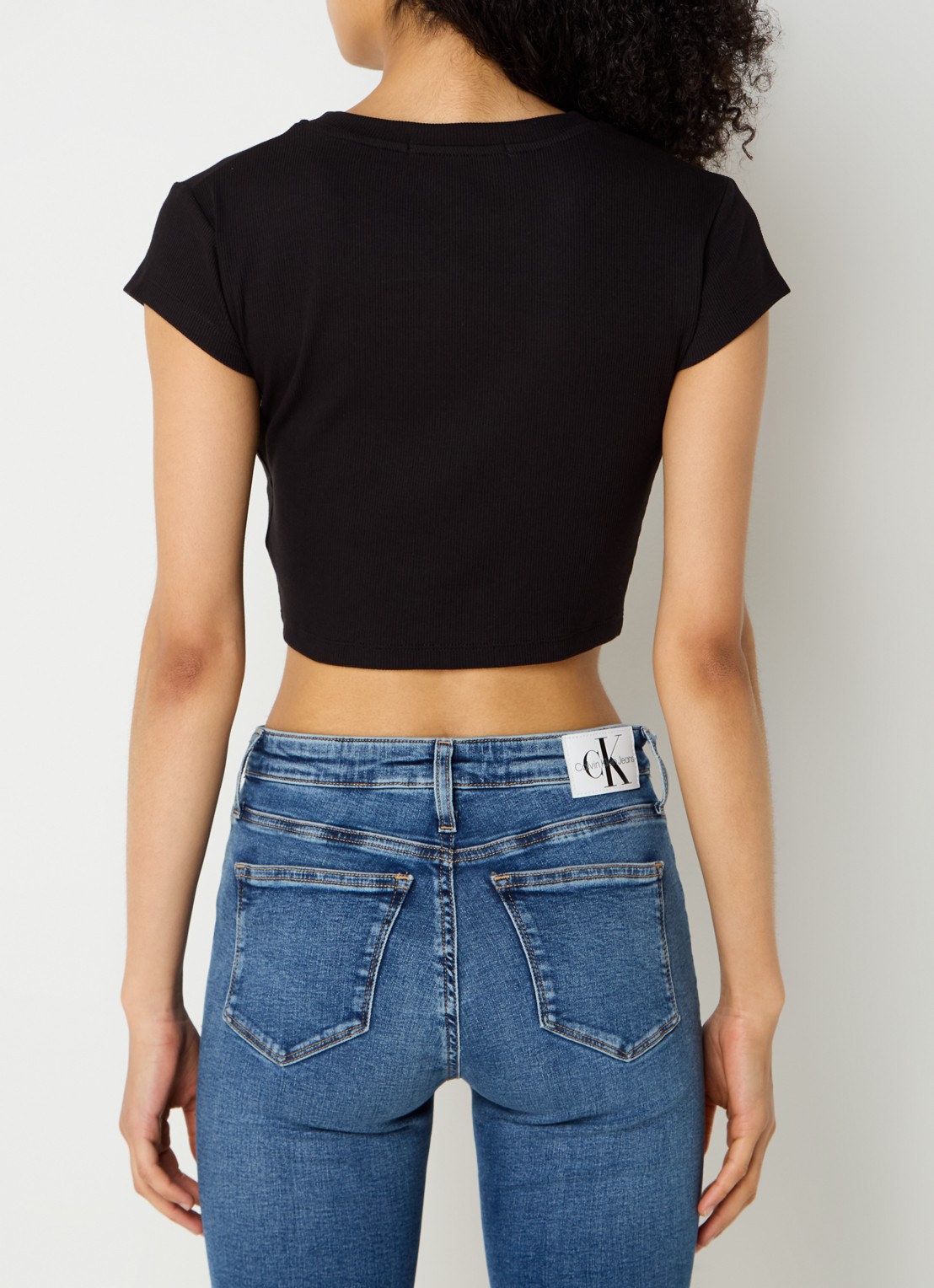 Calvin Klein Ribgebreide crop top met logo - achterkant zwart