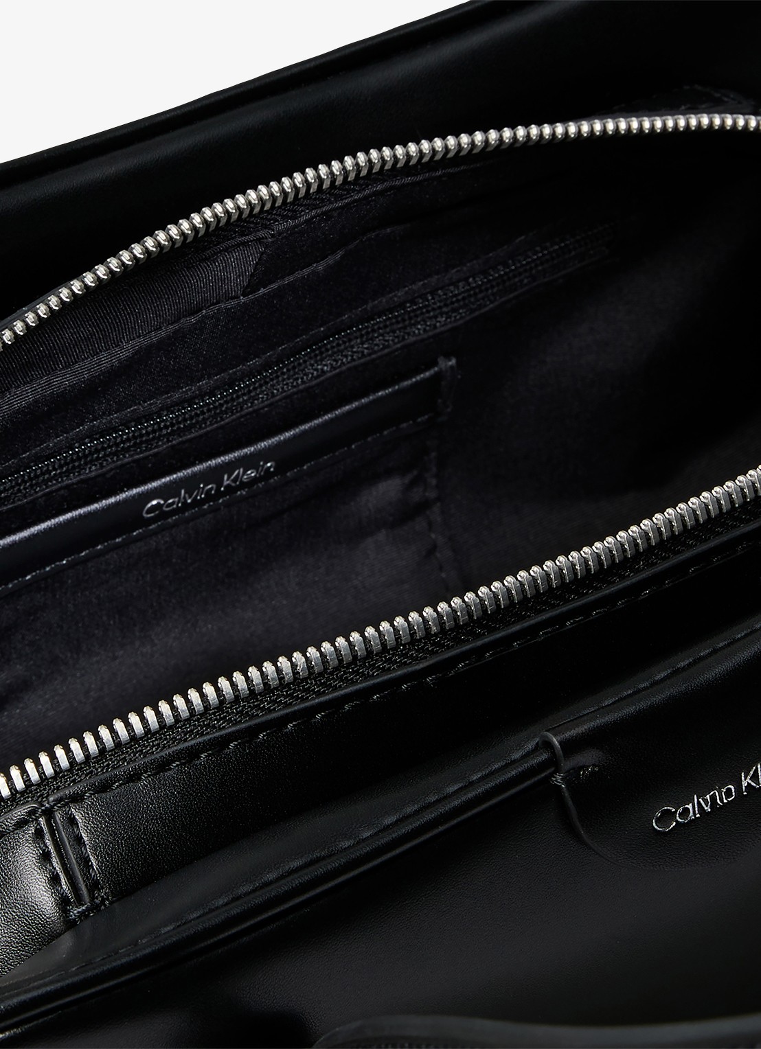 Calvin Klein Schoudertas met logo - detail 2 black-ub1 /  zwart