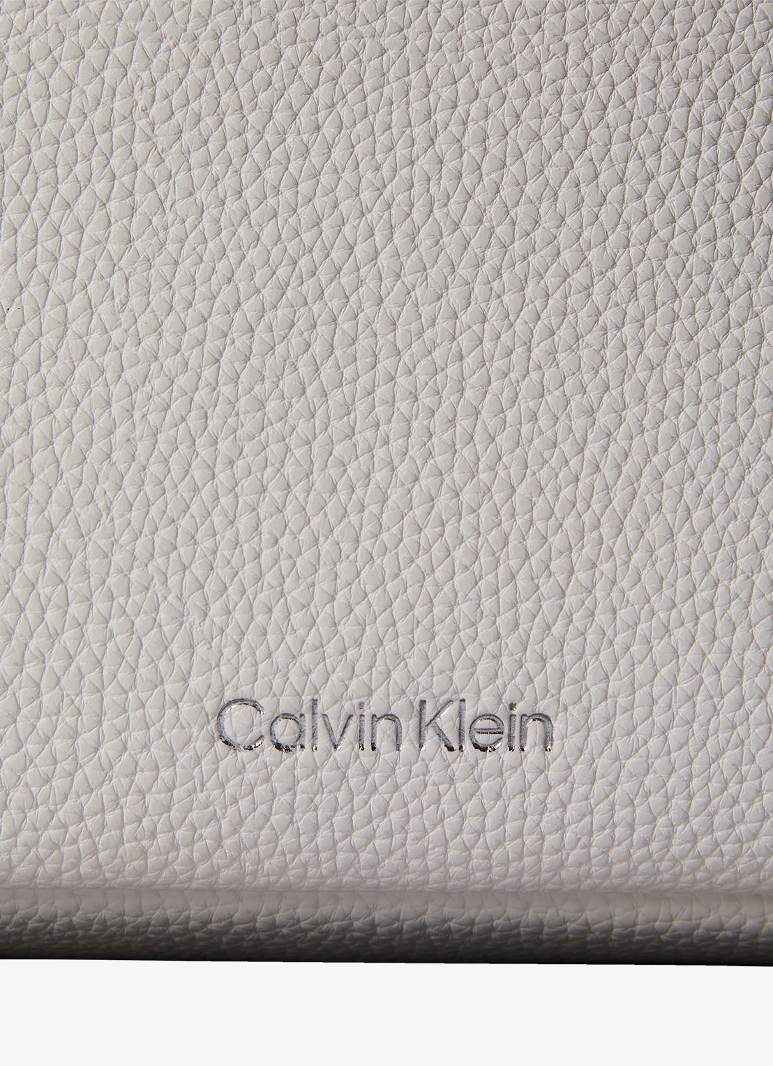 Calvin Klein Slouchy Medium schoudertas met structuur en logo  - detail 3 wit