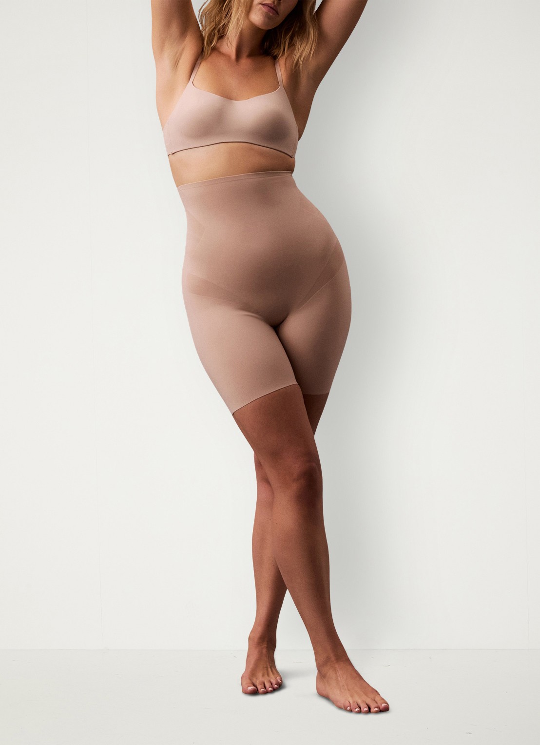 Calvin Klein Stay Put Stretch high waisted corrigerende short - voorkant 6 khaki