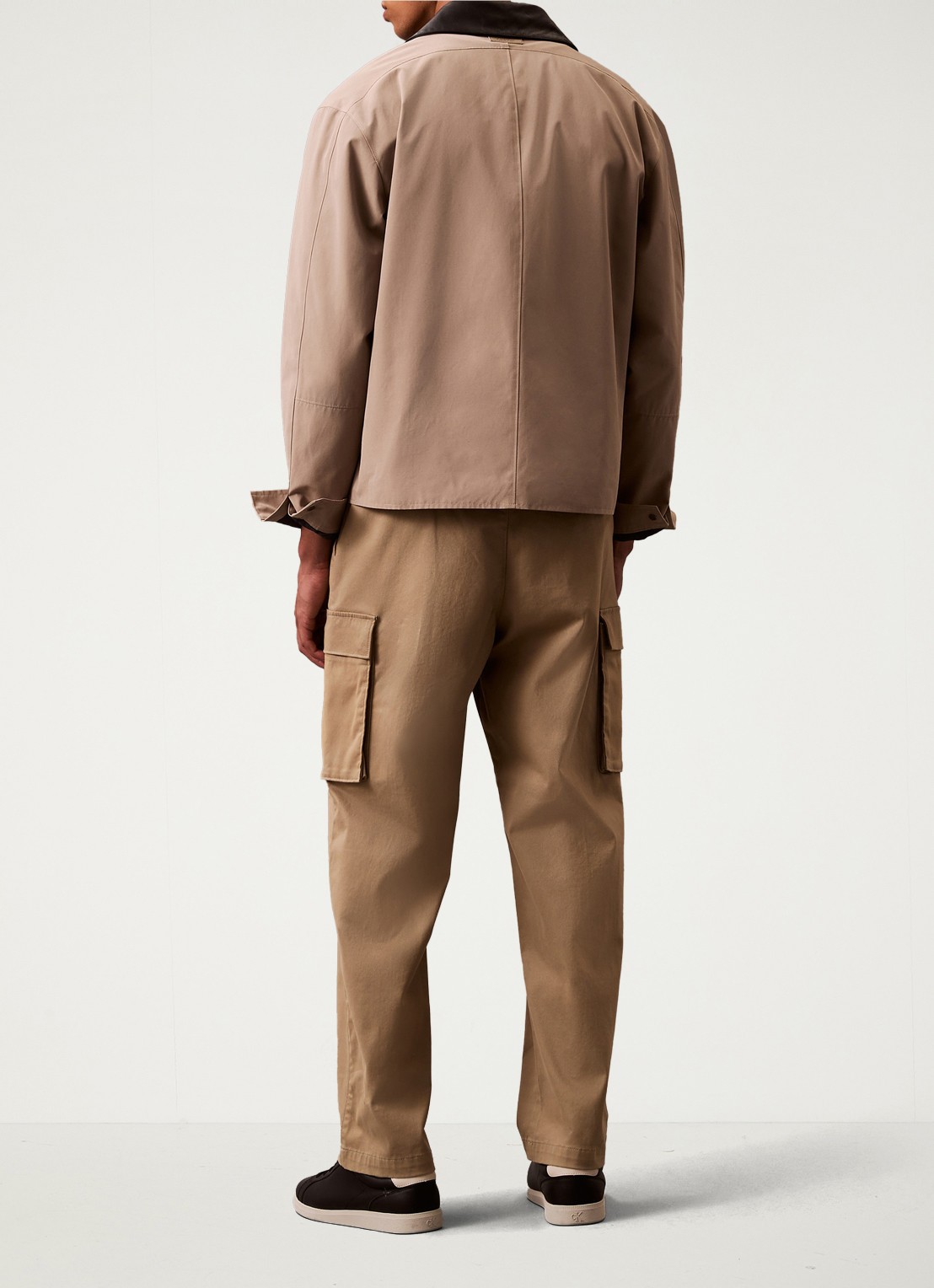 Calvin Klein Straight fit cargobroek met steekzakken - achterkant 6 donkerbruin