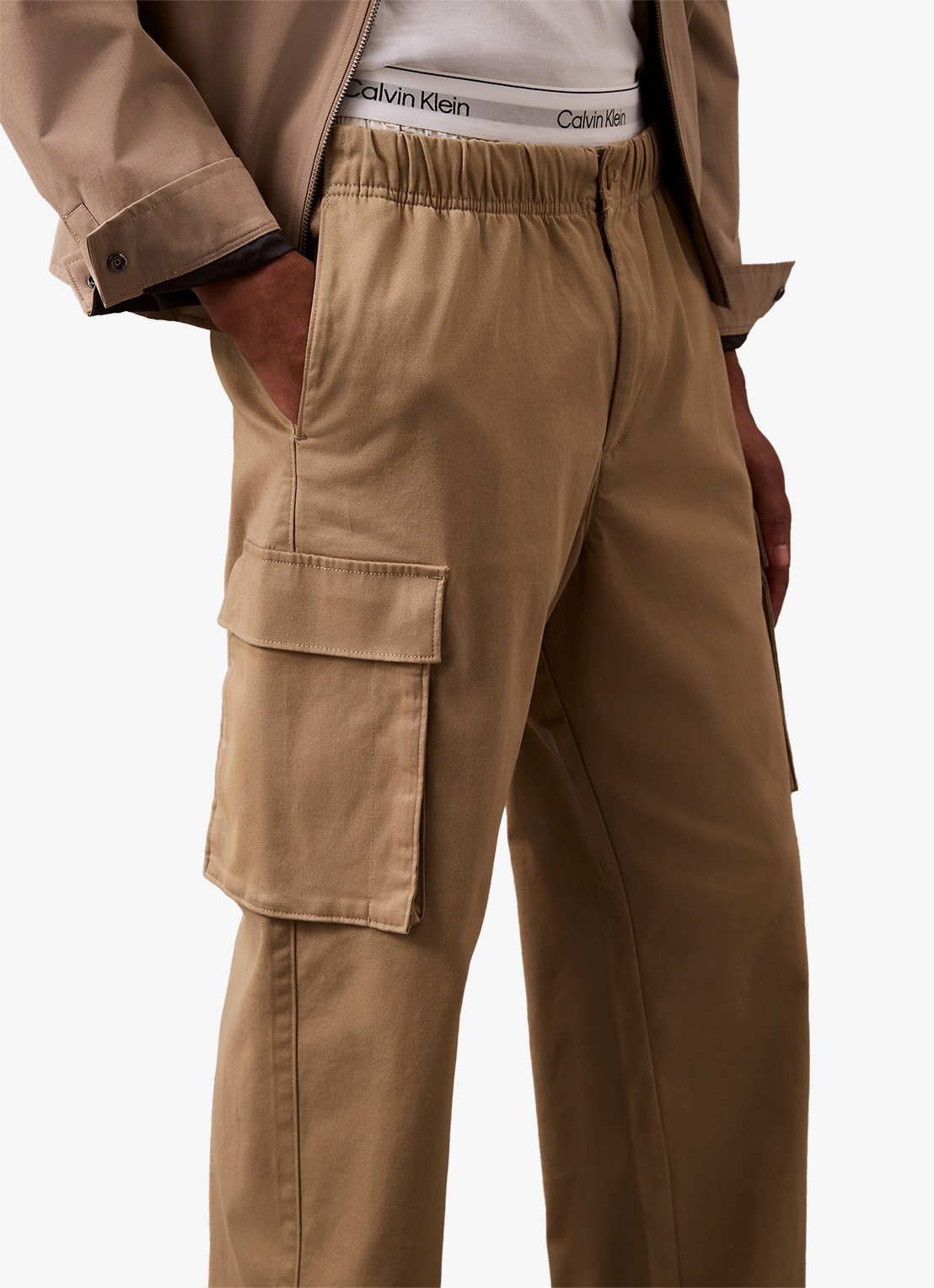 Calvin Klein Straight fit cargobroek met steekzakken - detail 2 donkerbruin