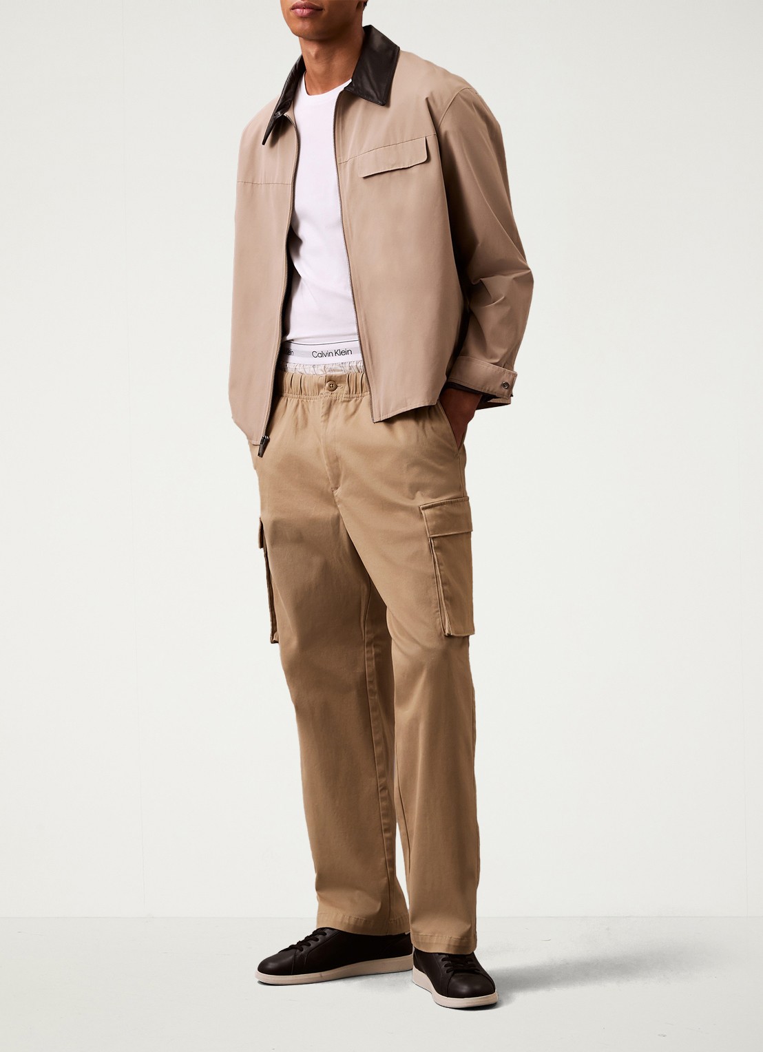 Calvin Klein Straight fit cargobroek met steekzakken - voorkant 5 donkerbruin